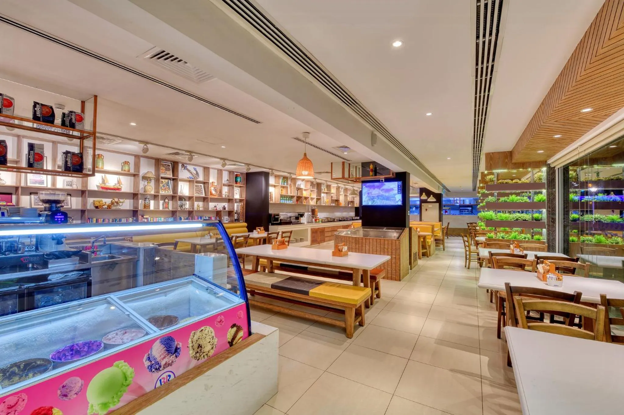 Restaurant/places to eat in Pearl Marina Hotel Apartments