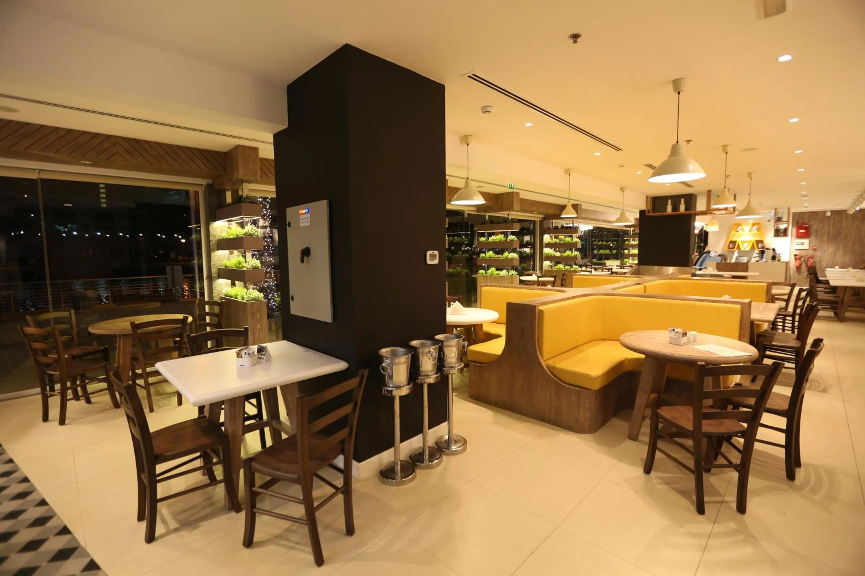 Restaurant/places to eat in Pearl Marina Hotel Apartments