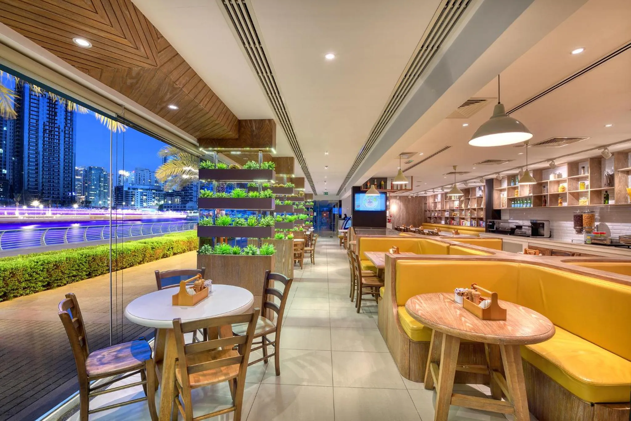 Restaurant/places to eat in Pearl Marina Hotel Apartments