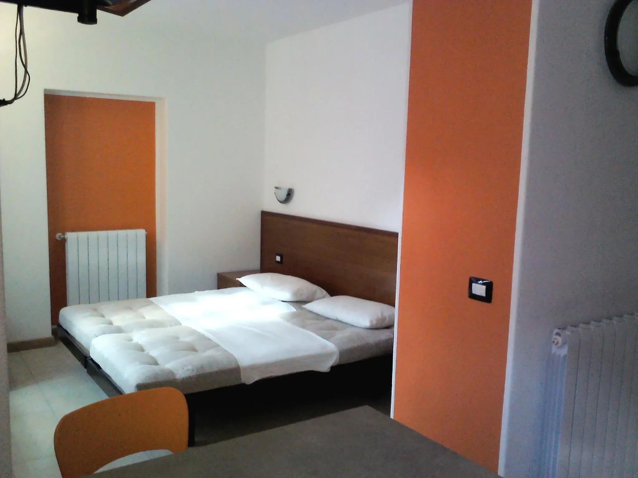 Photo of the whole room, Bed in Residence Acero Rosso