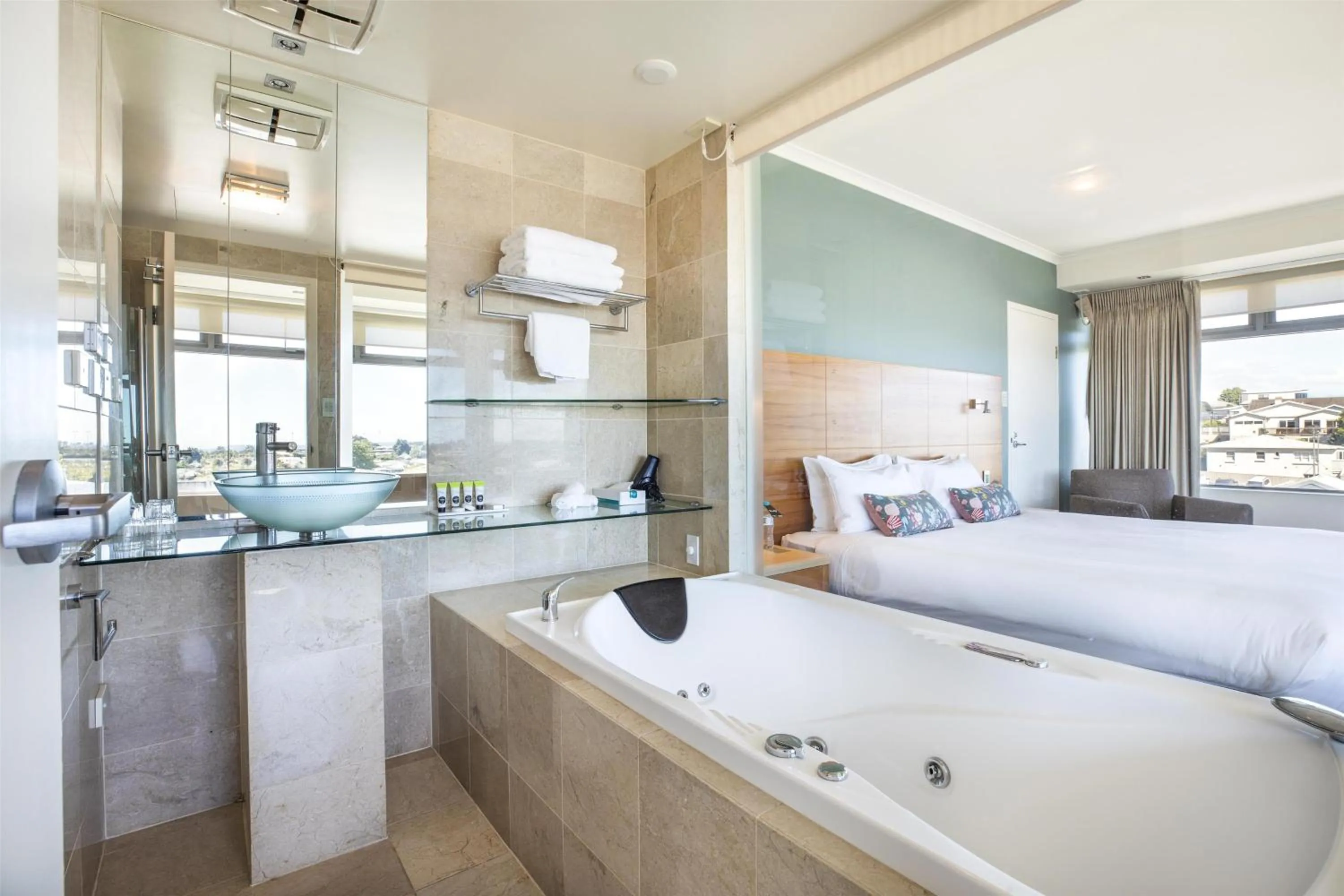 Photo of the whole room, Bed in Nightelier Devonport Gateway Hotel