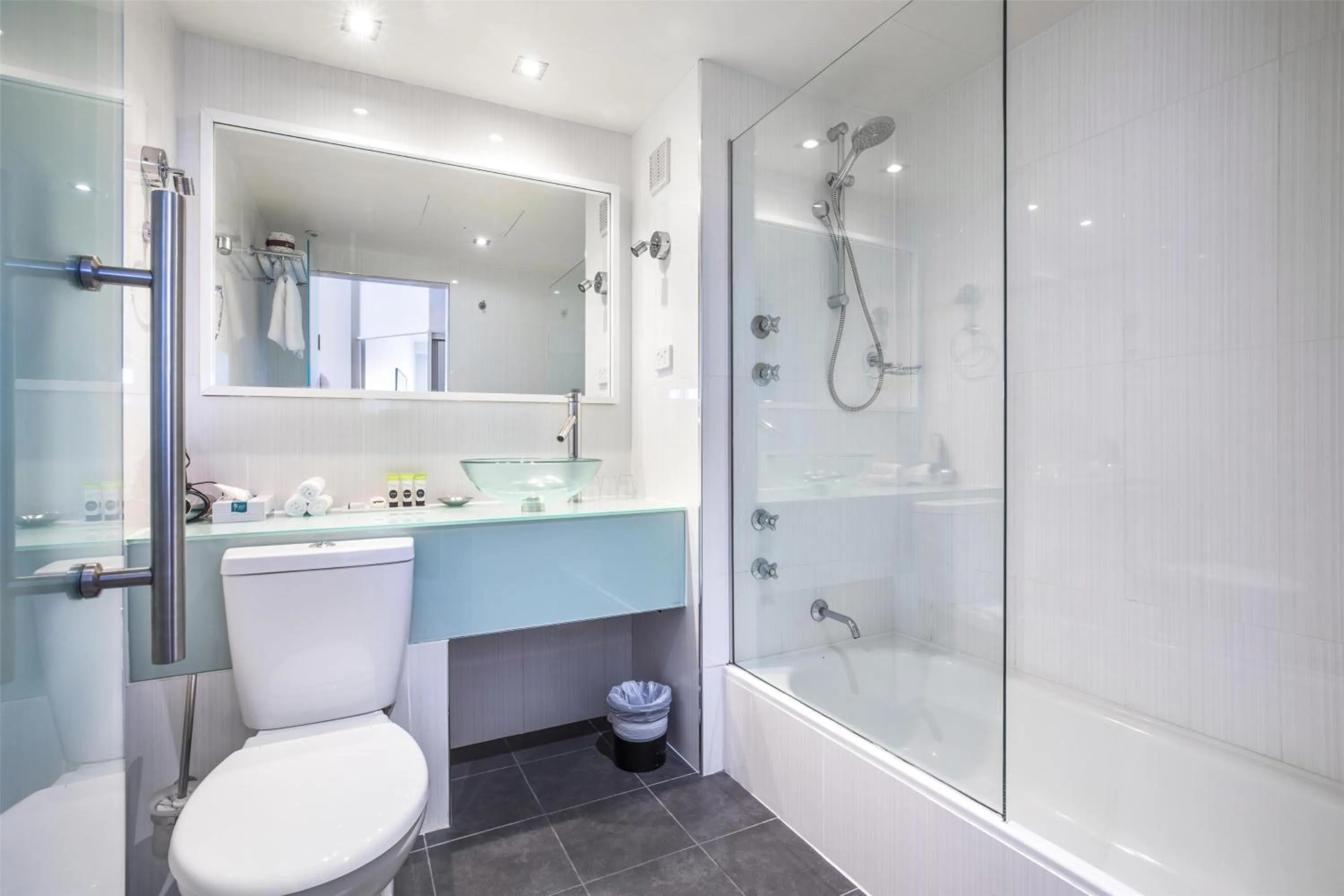 Bathroom in Nightelier Devonport Gateway Hotel