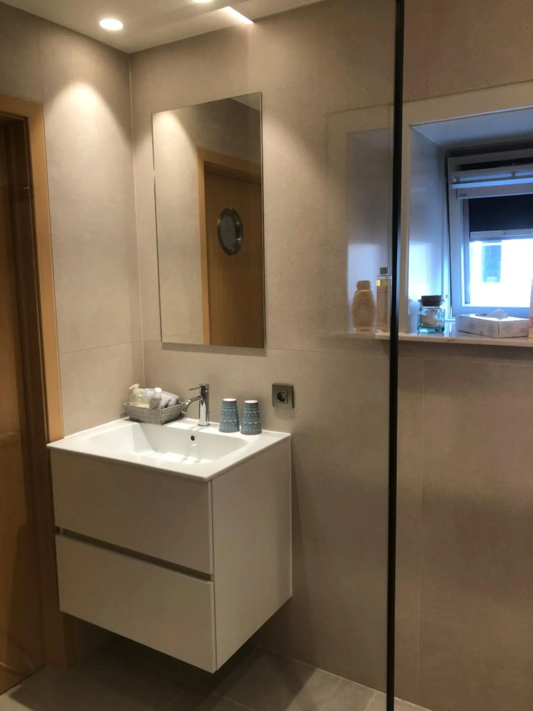 Deluxe Double Room in Hotel Duivels Paterke Harelbeeksestraat 29, 8500 Kortrijk Deluxe Double Room in Hotel Duivels Paterke Harelbeeksestraat 29, 8500 Kortrijk