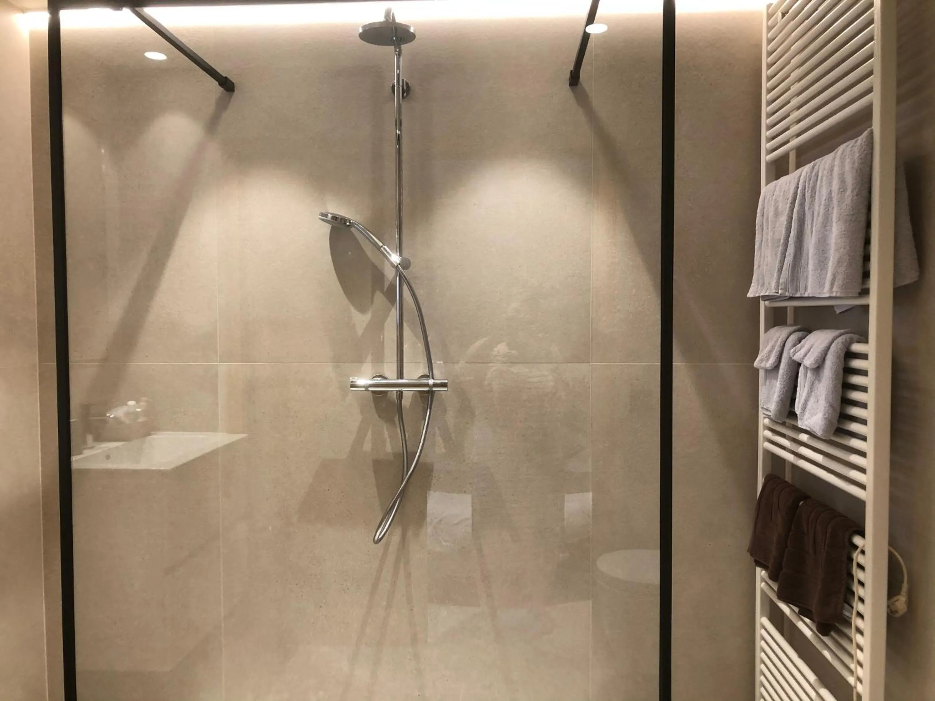 Shower in Hotel Duivels Paterke Harelbeeksestraat 29, 8500 Kortrijk