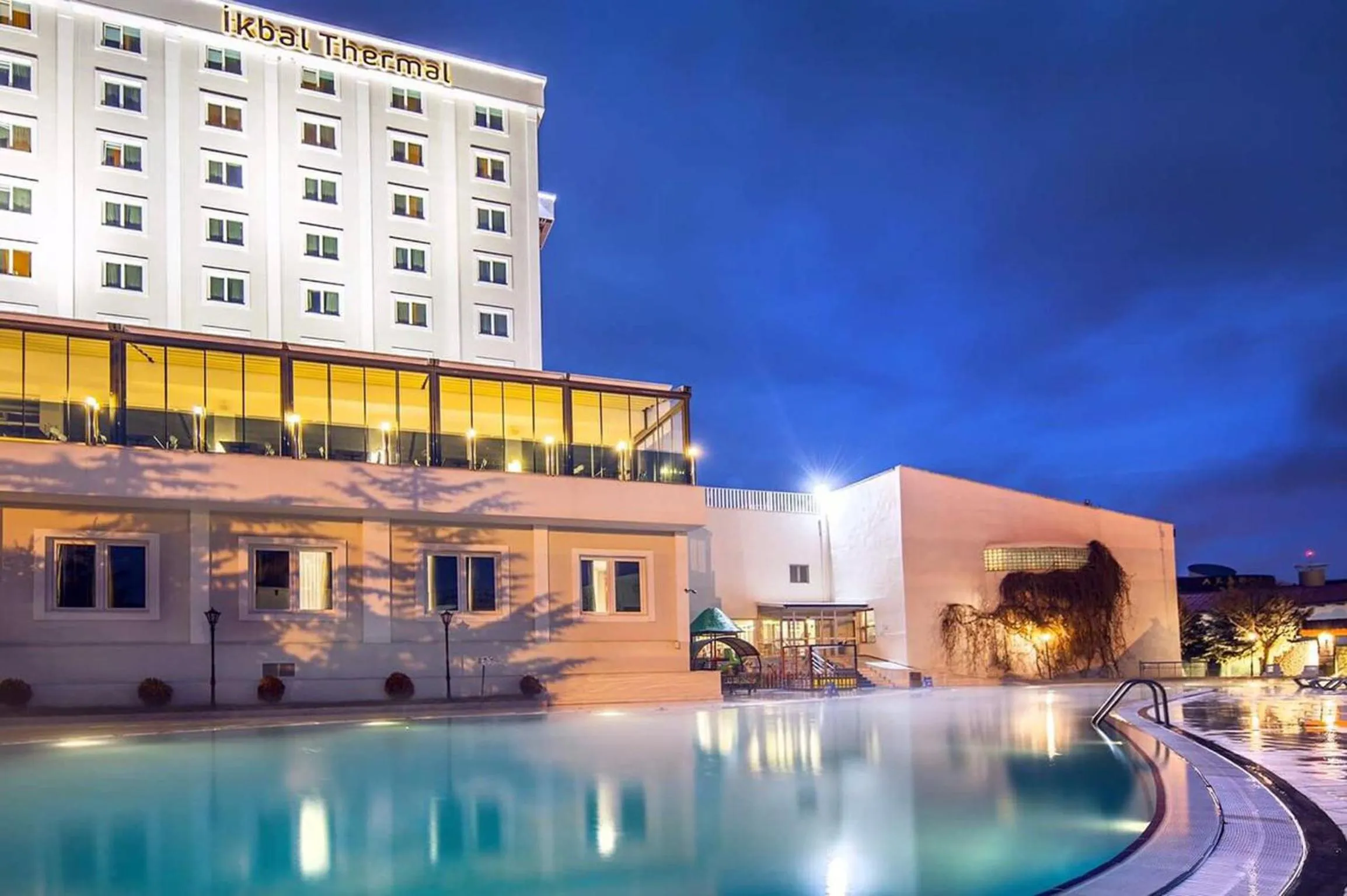 Swimming pool in Ikbal Thermal Hotel & Spa Afyon