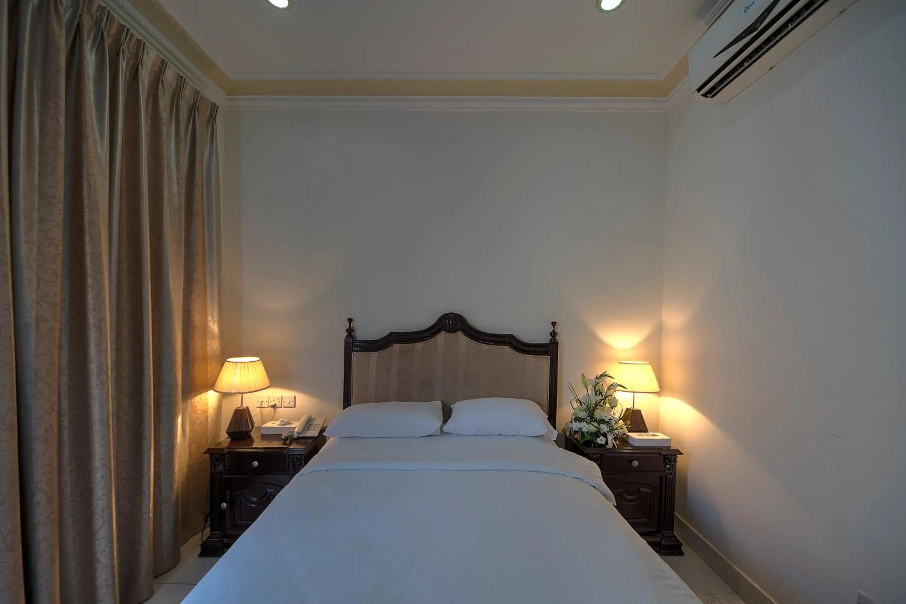 Bedroom, Bed in Royal Residence Hotel Apartments