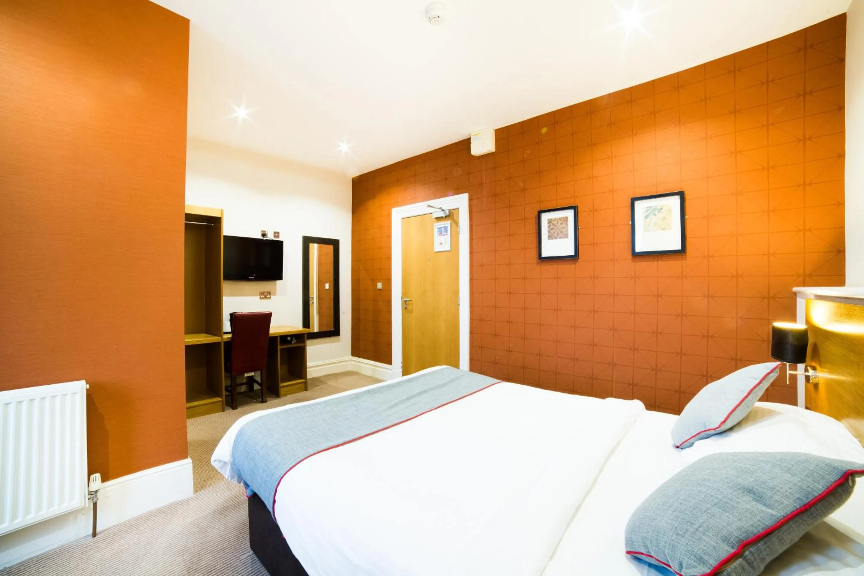 Bedroom, Bed in OYO Imperial Hotel