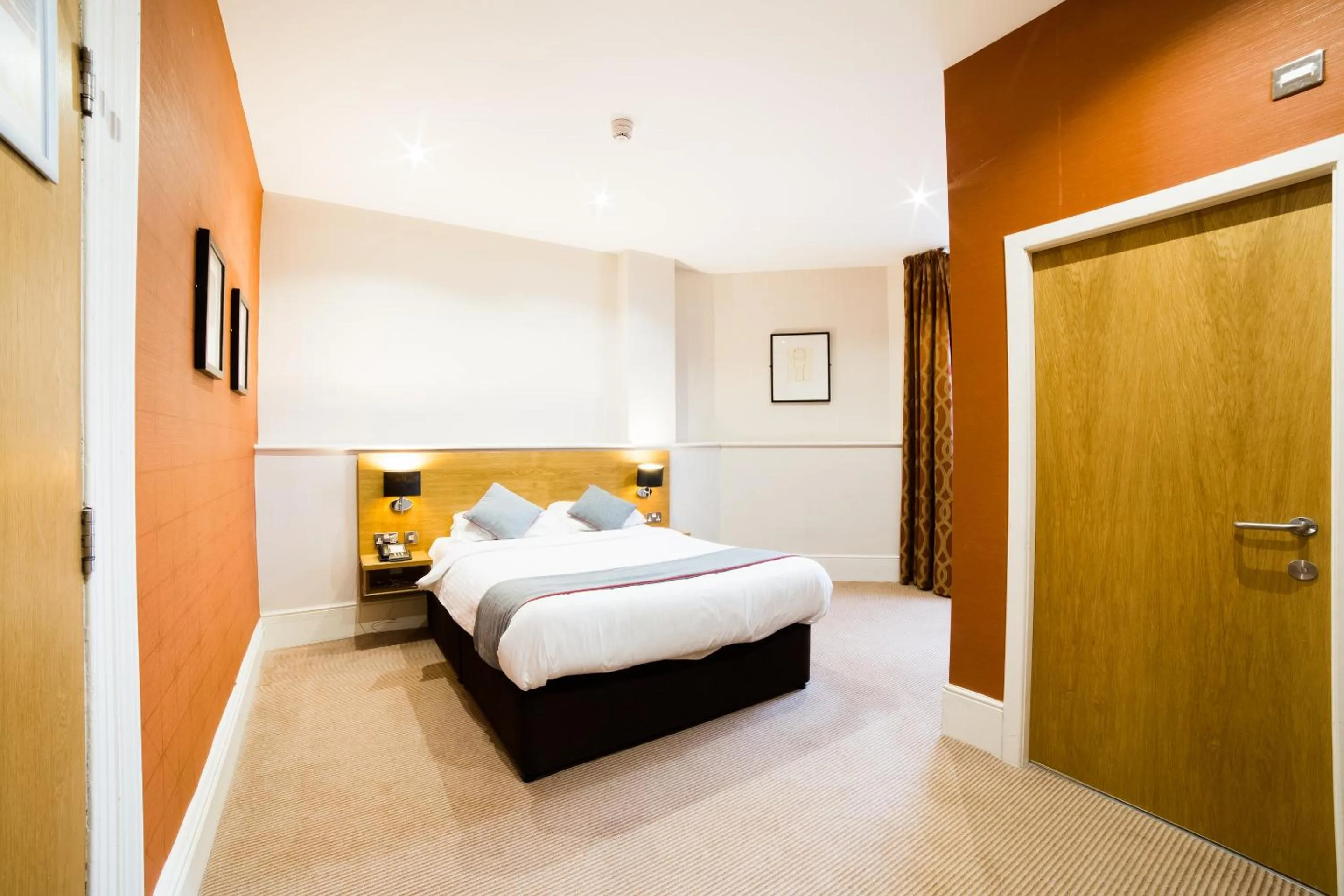 Bedroom, Bed in OYO Imperial Hotel