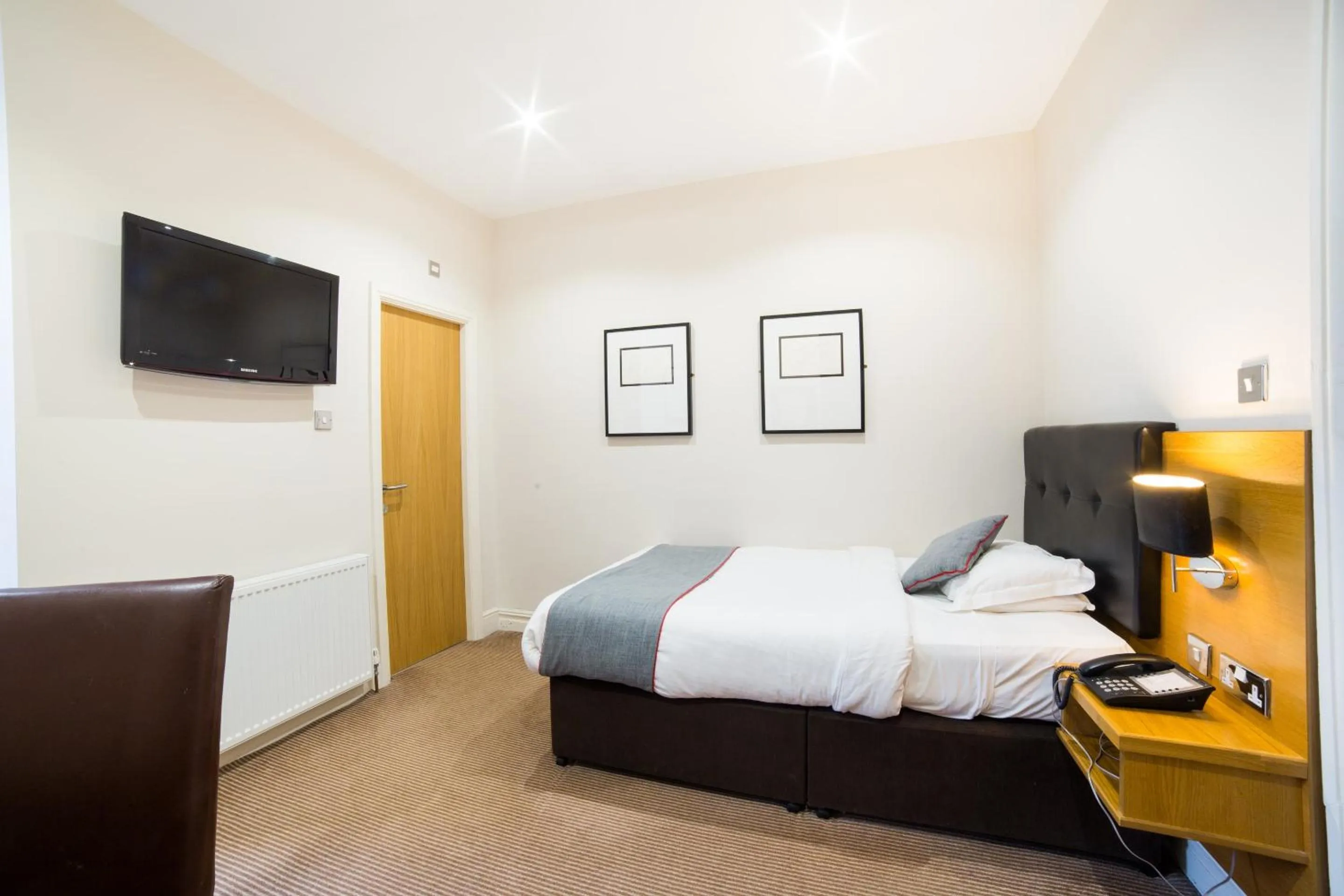 Bedroom, Bed in OYO Imperial Hotel