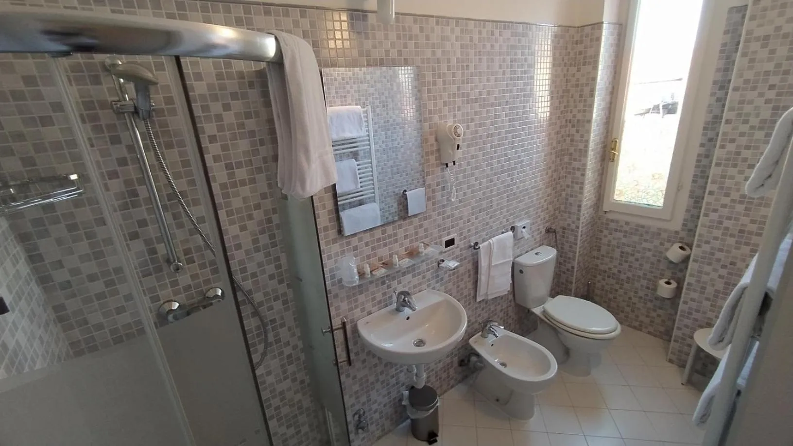 Shower in Albergo Moderno