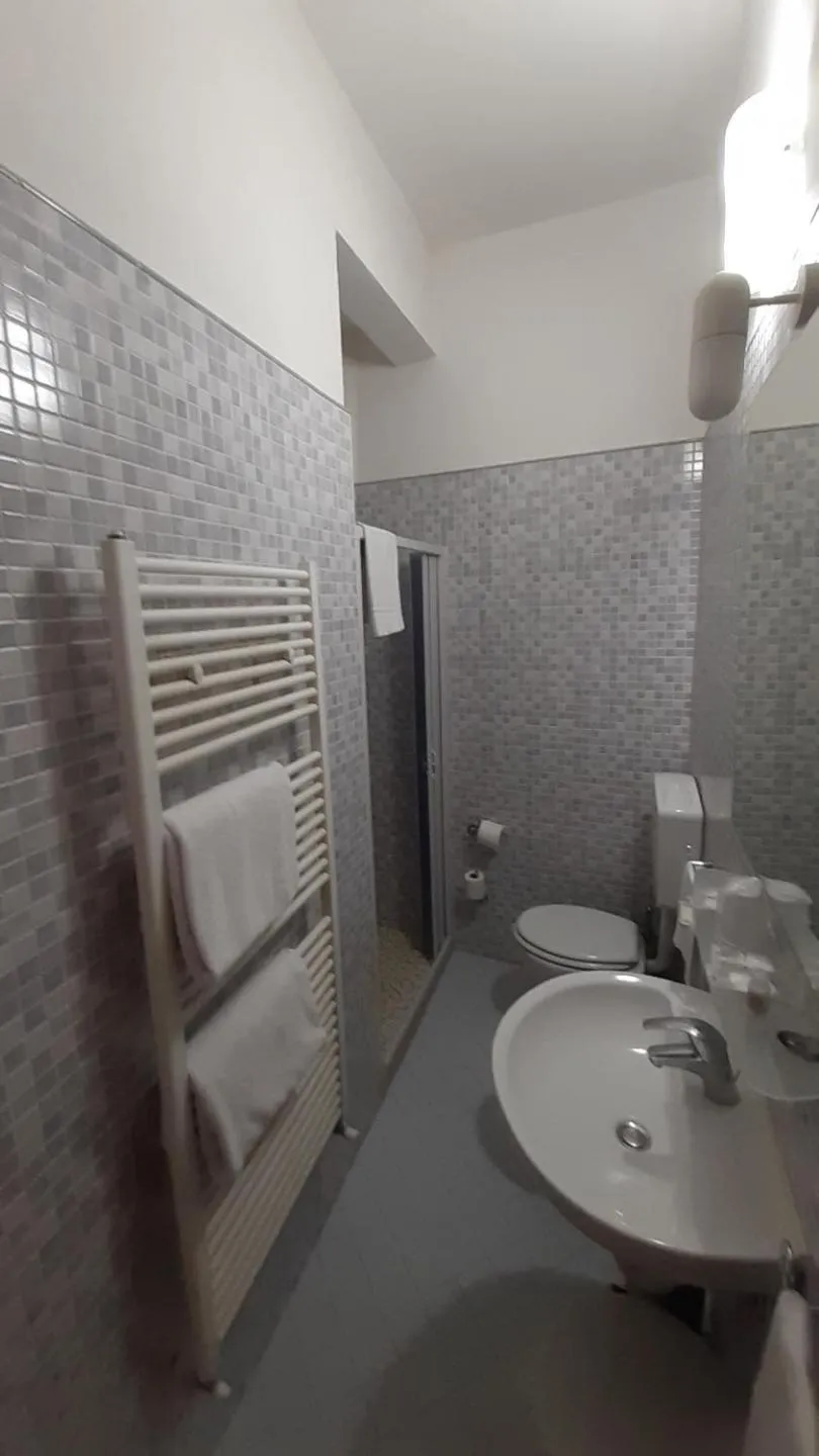 Shower in Albergo Moderno