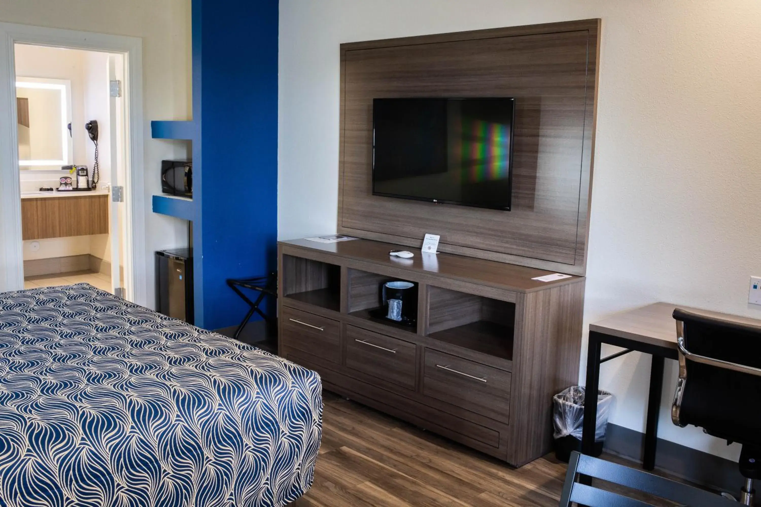 TV and multimedia, Bed in Palace Inn El Paso TV and multimedia, Bed in Palace Inn El Paso