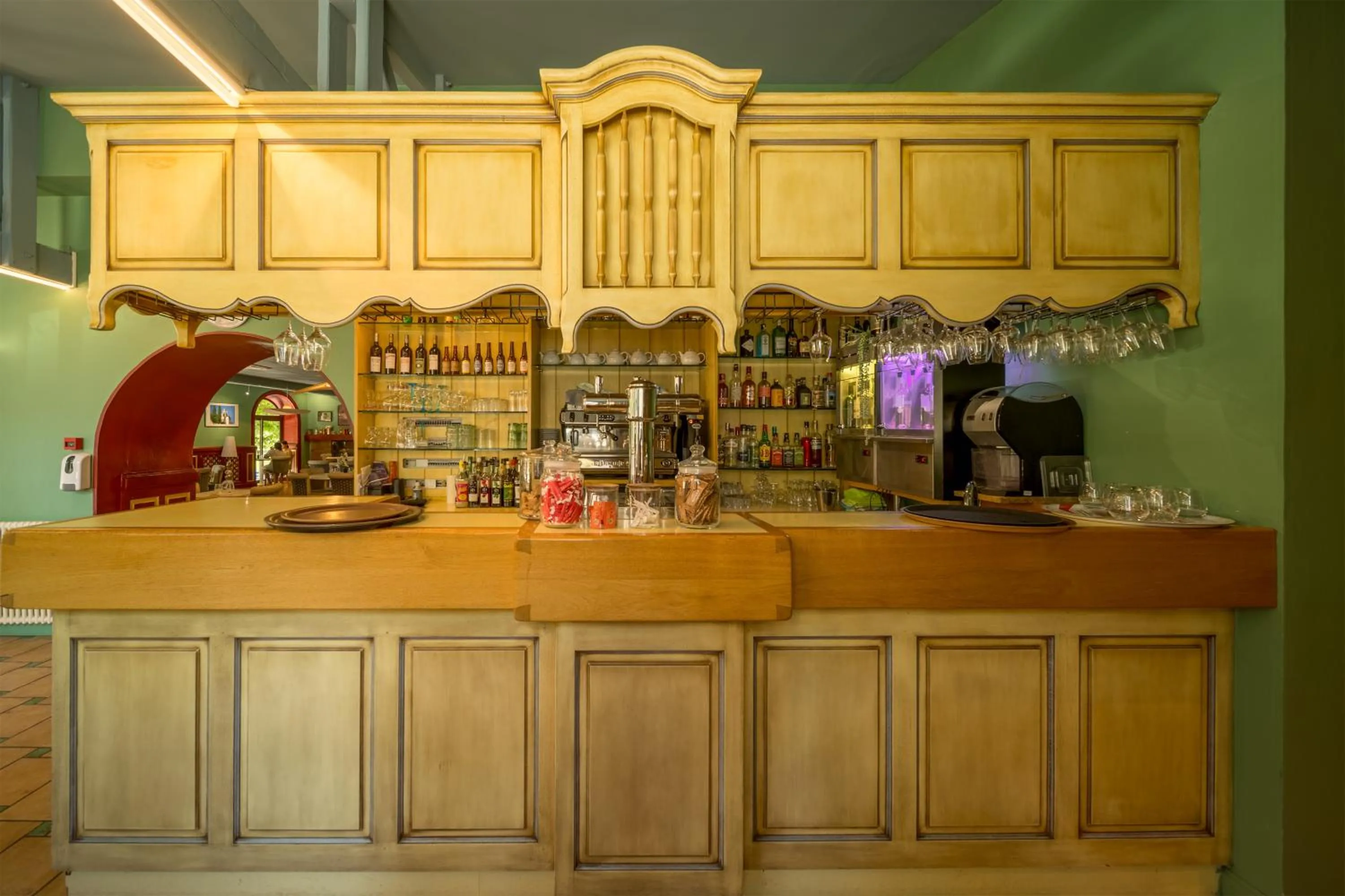 Lounge or bar in Hôtel La Bonne Auberge