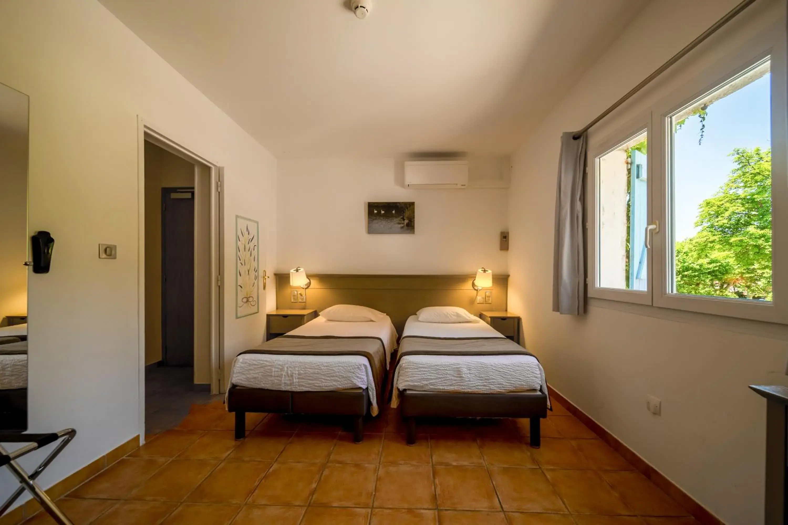 Twin Room in Hôtel La Bonne Auberge Twin Room in Hôtel La Bonne Auberge