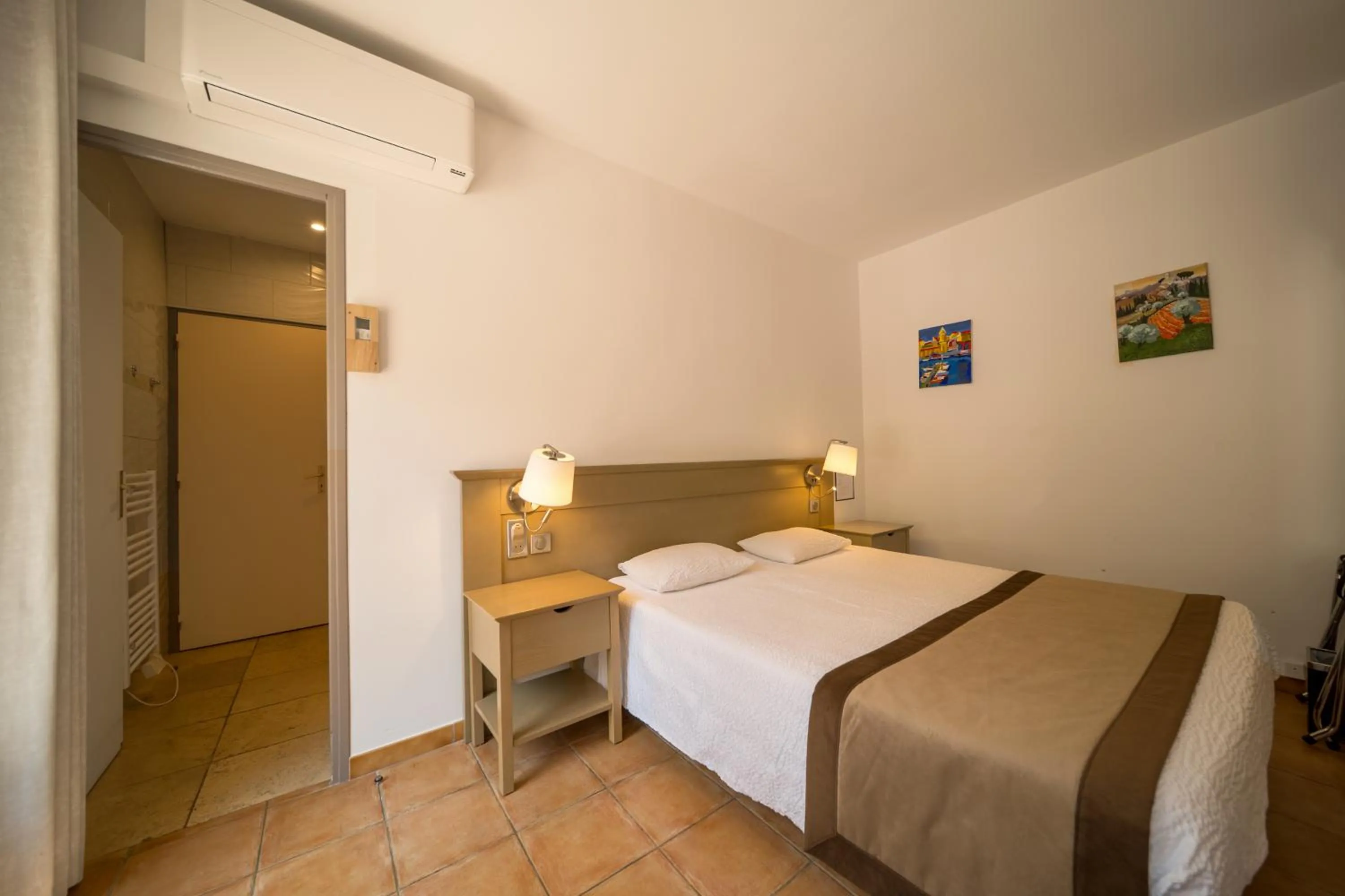 Bedroom, Bed in Hôtel La Bonne Auberge