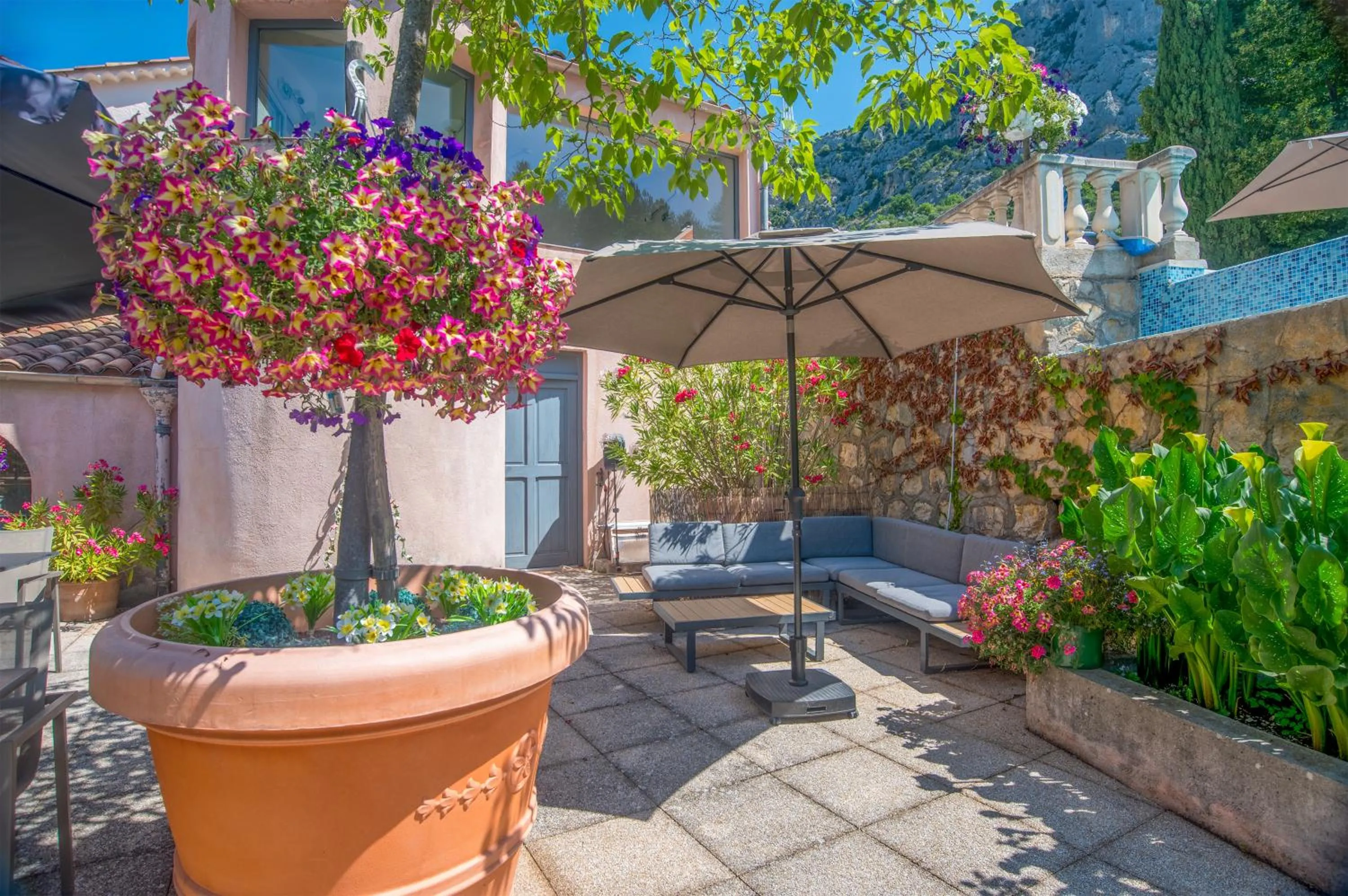 Patio in Hôtel La Bonne Auberge