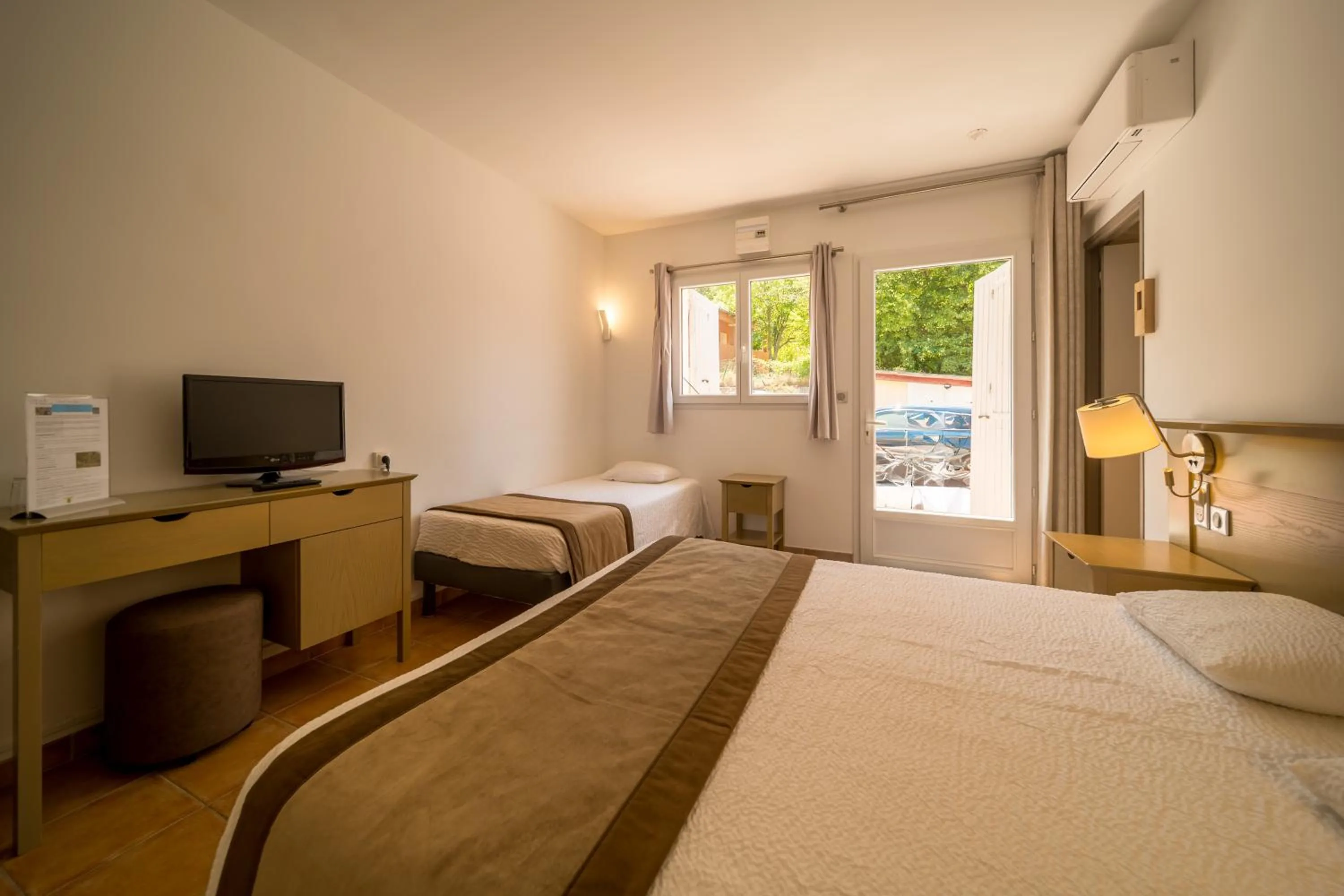 Bed in Hôtel La Bonne Auberge