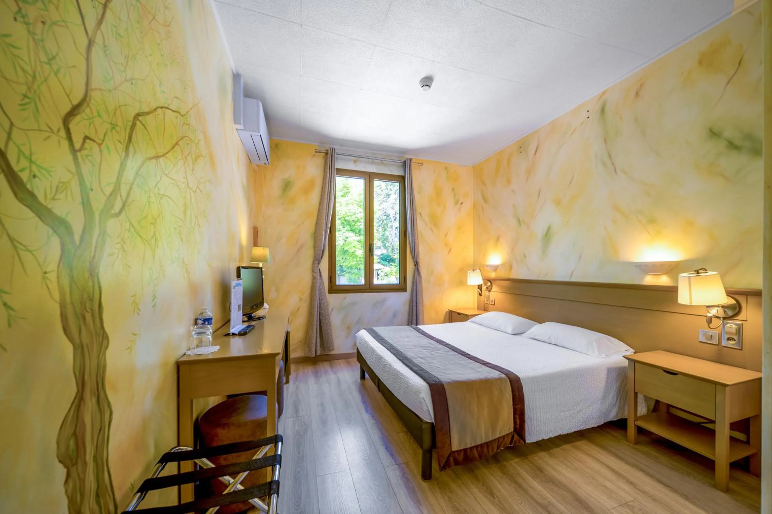 Bed in Hôtel La Bonne Auberge