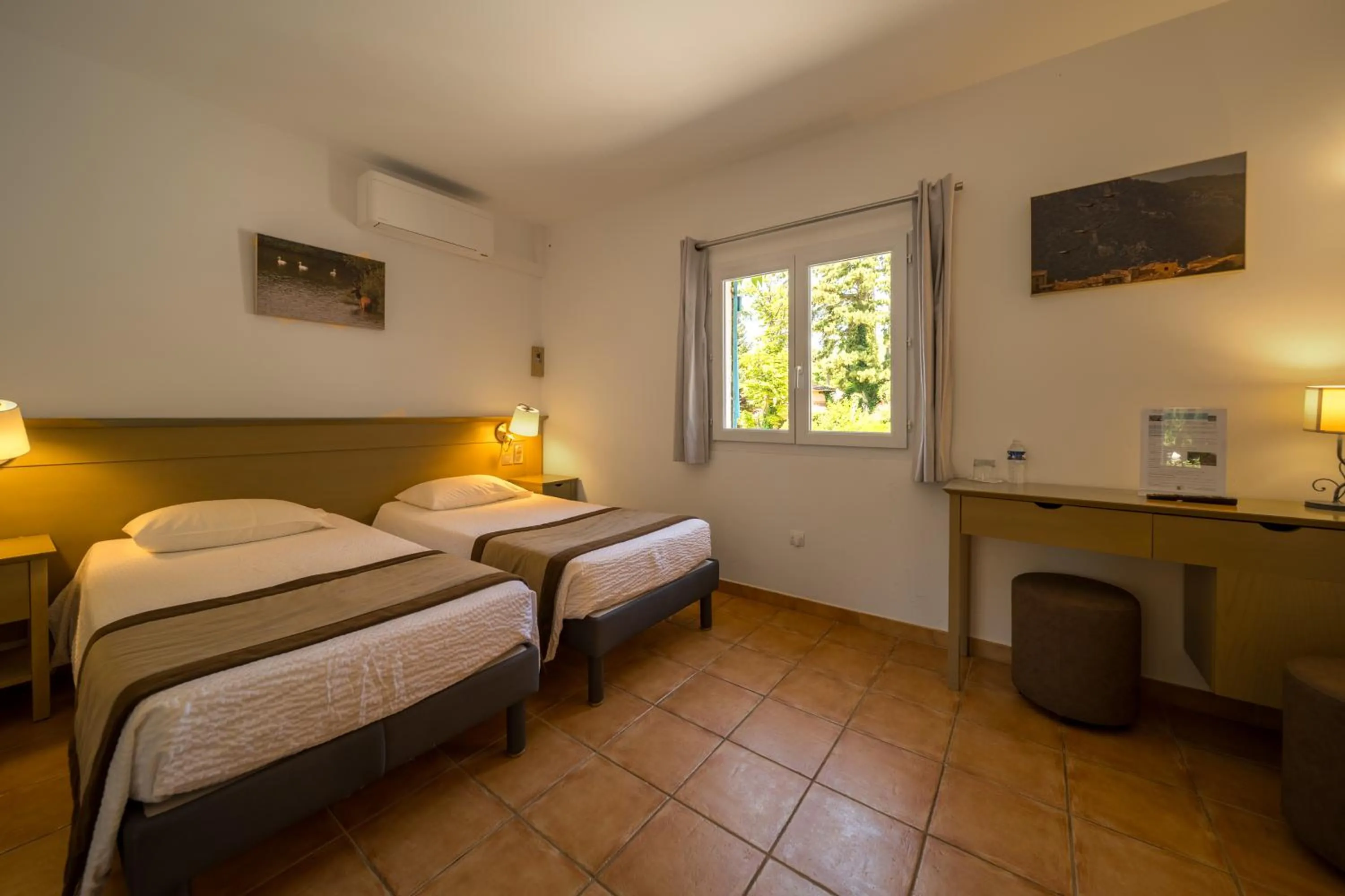 Bed in Hôtel La Bonne Auberge