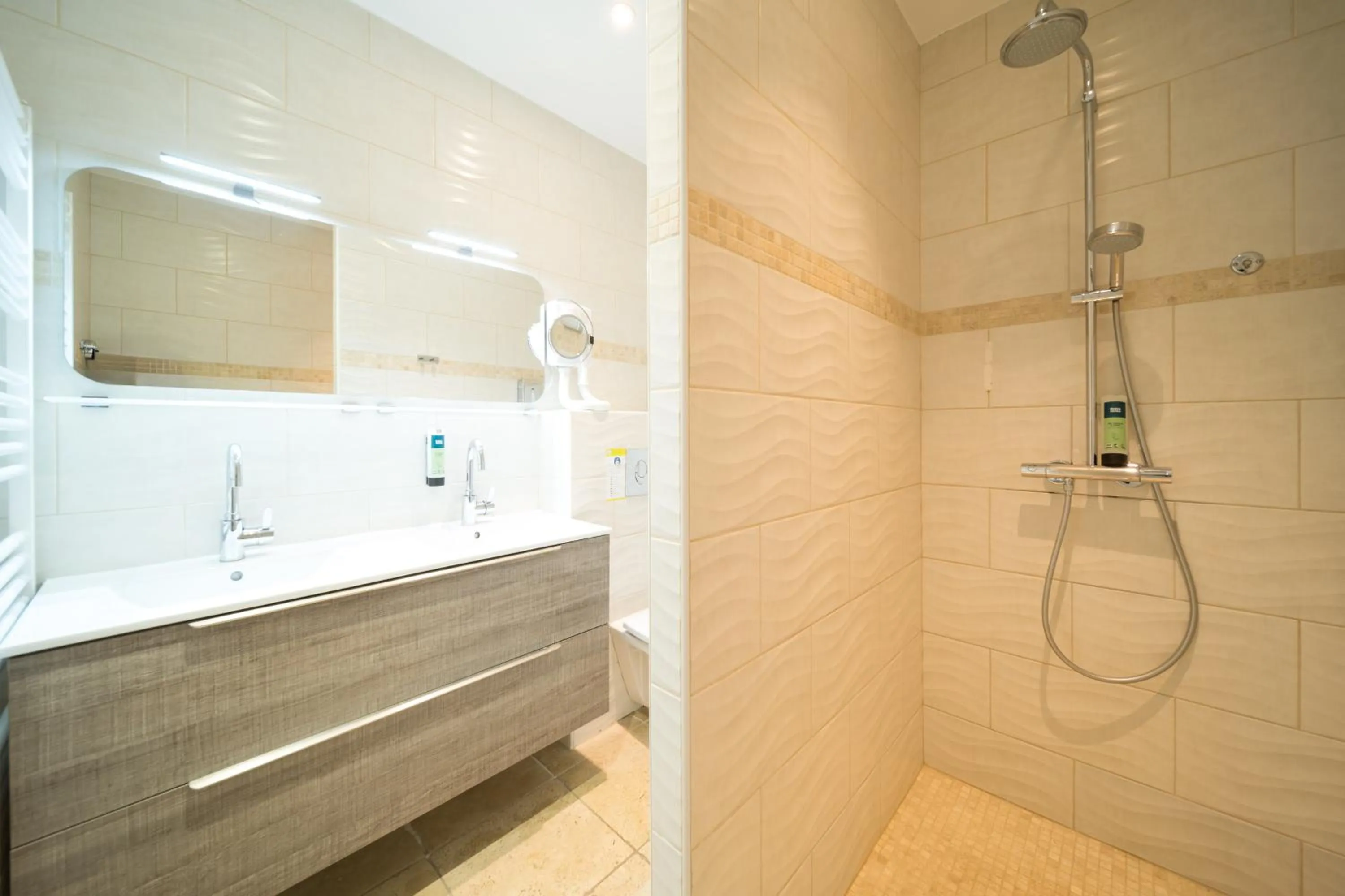 Bathroom in Hôtel La Bonne Auberge