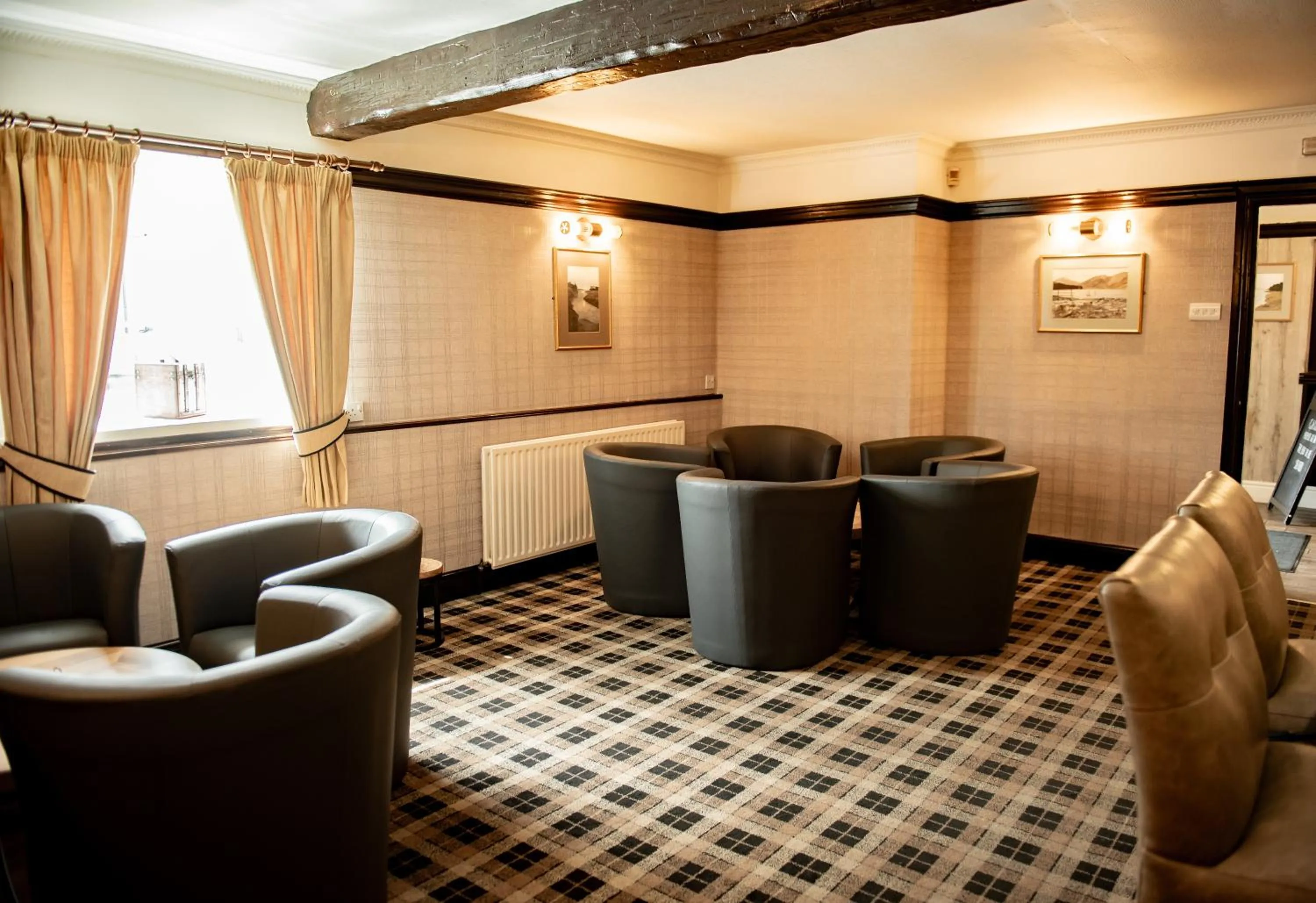 Lounge or bar in The Old Ginn House Inn