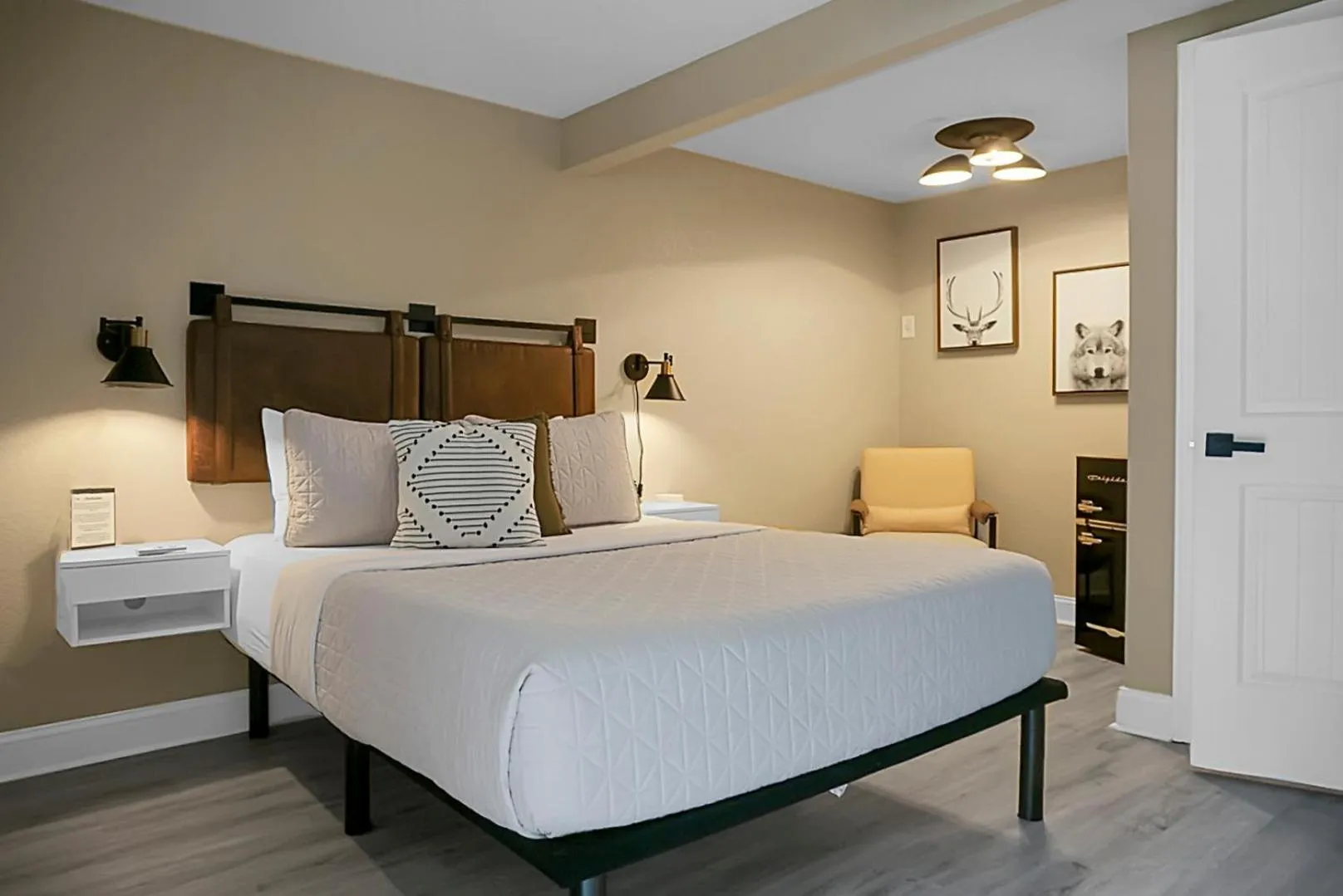 Photo of the whole room, Bed in Hickory Falls Inn