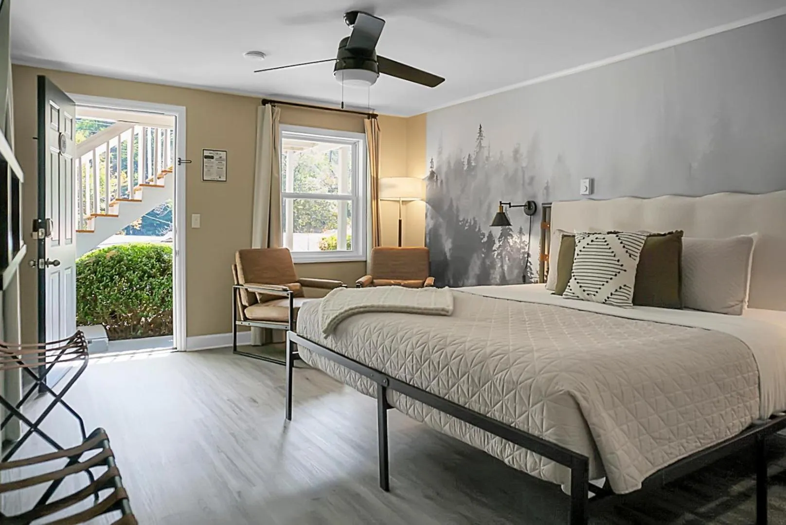 Seating area, Bed in Hickory Falls Inn