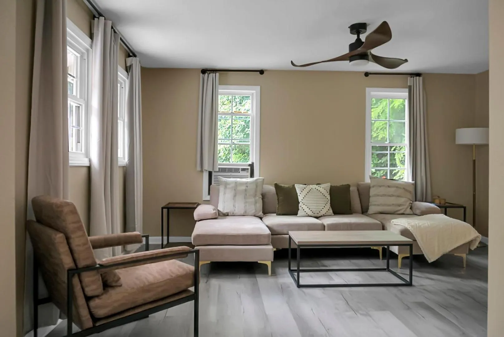 Living room in Hickory Falls Inn