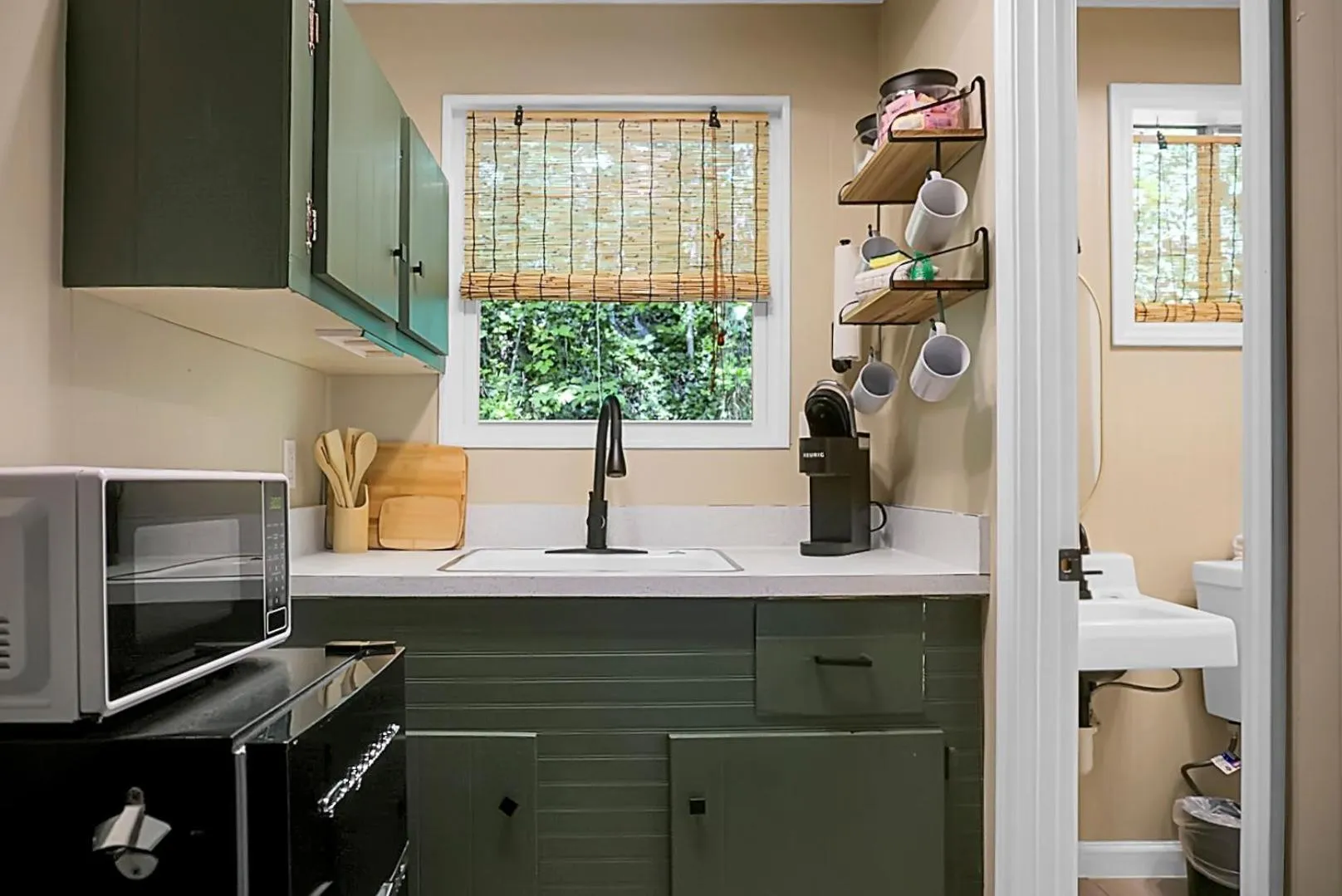 Kitchen or kitchenette in Hickory Falls Inn