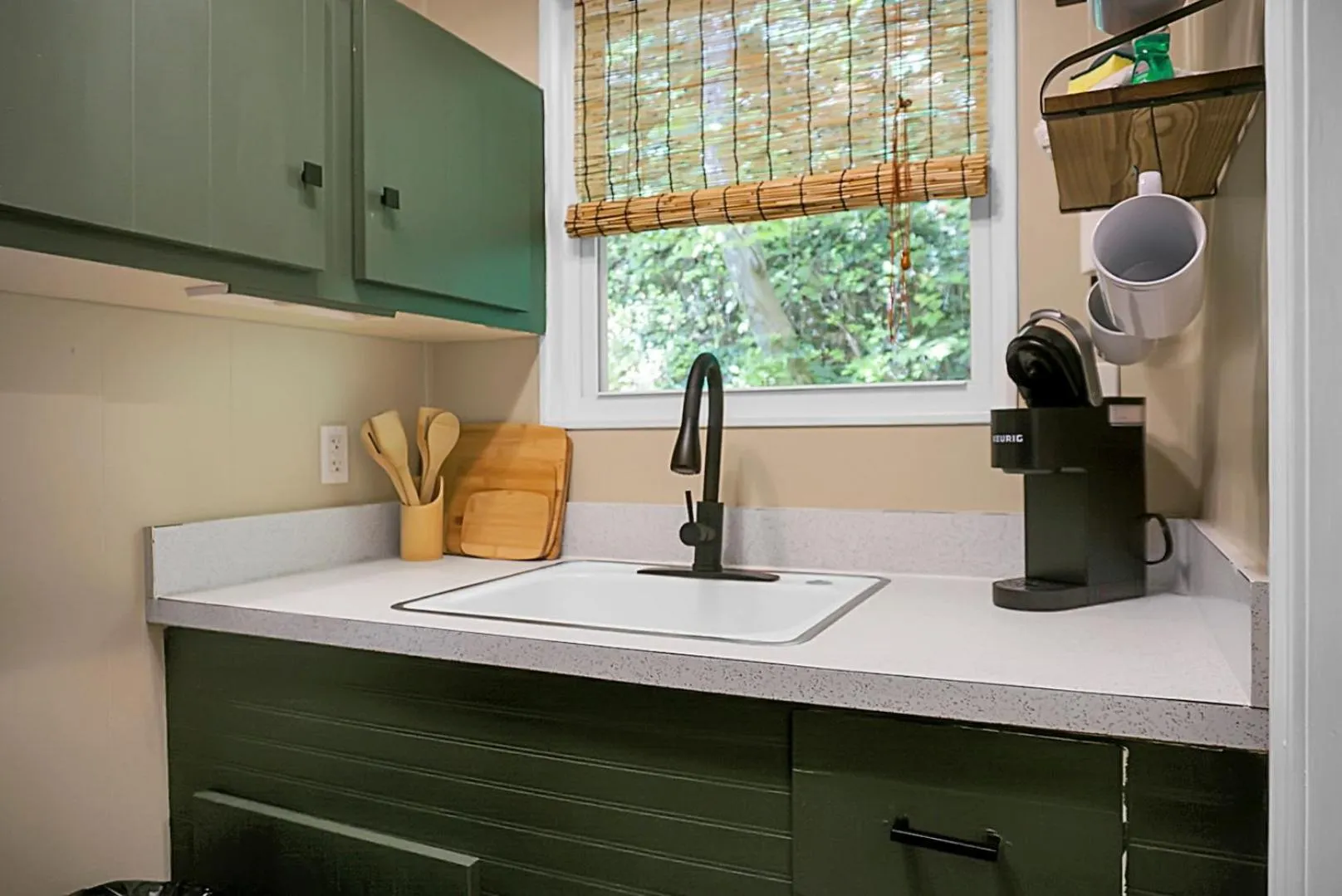 Kitchen or kitchenette in Hickory Falls Inn