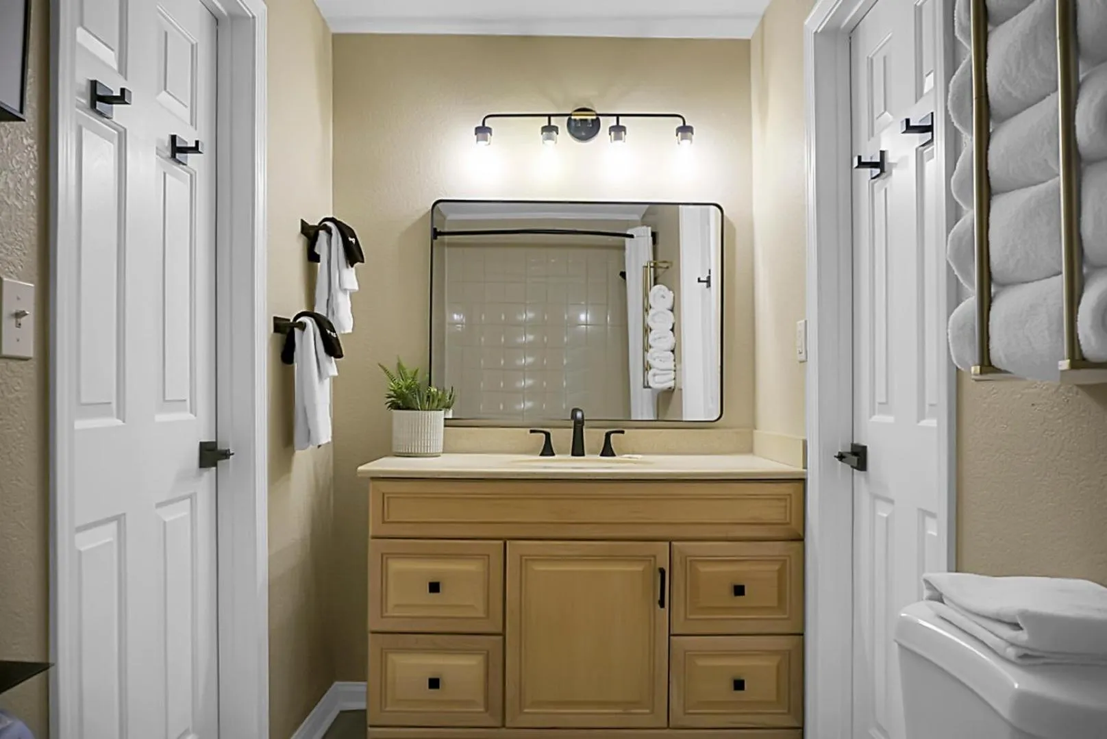 Bathroom in Hickory Falls Inn