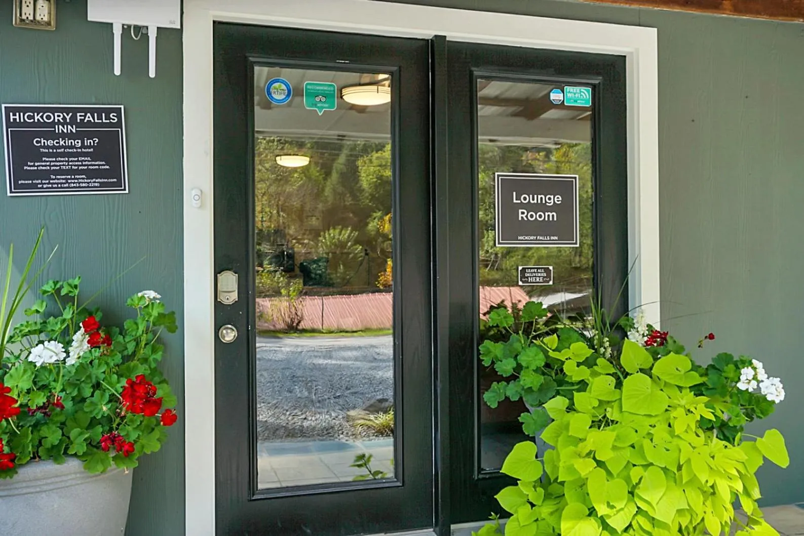 Communal lounge/ TV room in Hickory Falls Inn