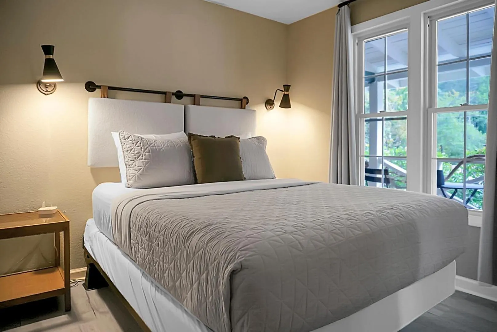 Bed in Hickory Falls Inn