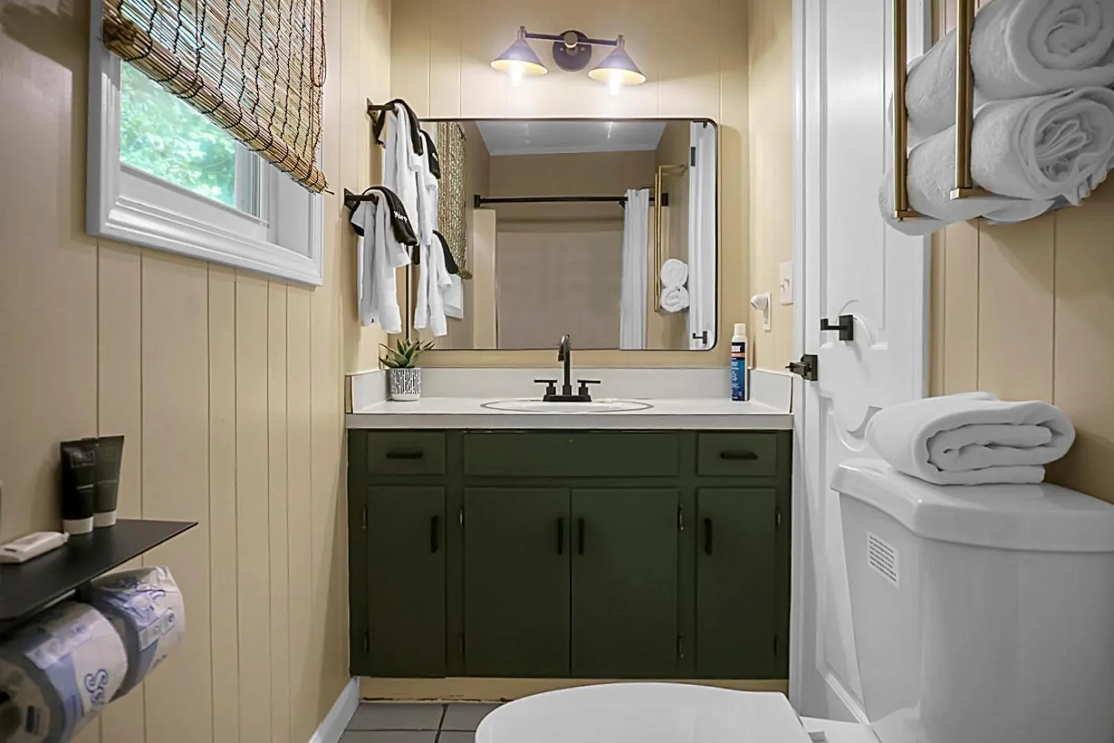 Bathroom in Hickory Falls Inn