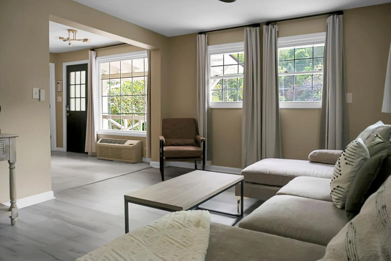 Living room in Hickory Falls Inn