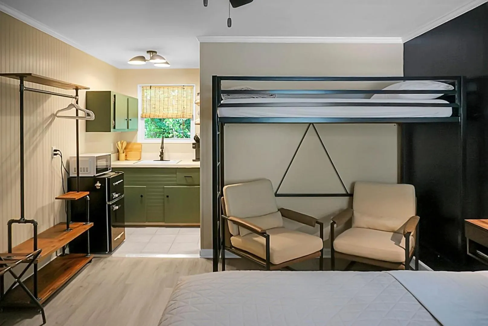 Dining area in Hickory Falls Inn