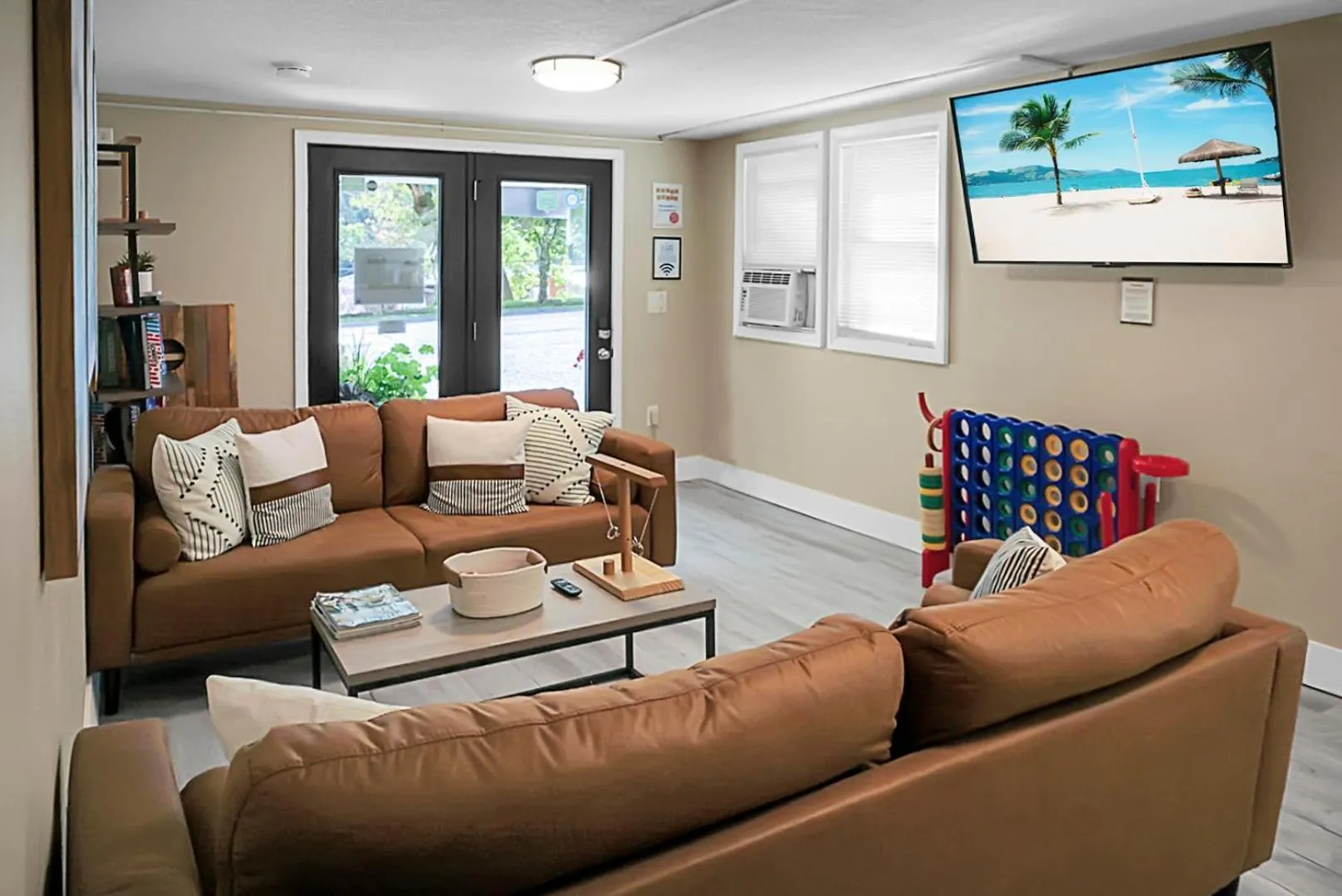 Communal lounge/ TV room in Hickory Falls Inn