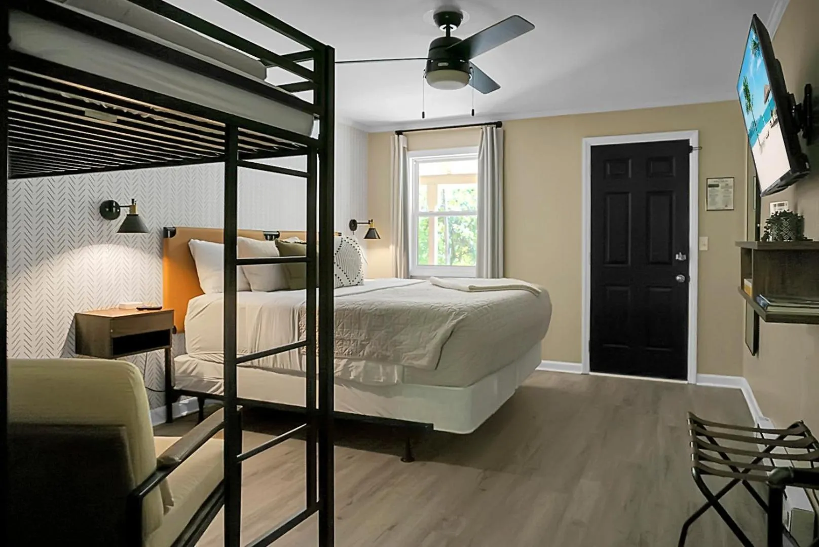 Photo of the whole room, Bed in Hickory Falls Inn