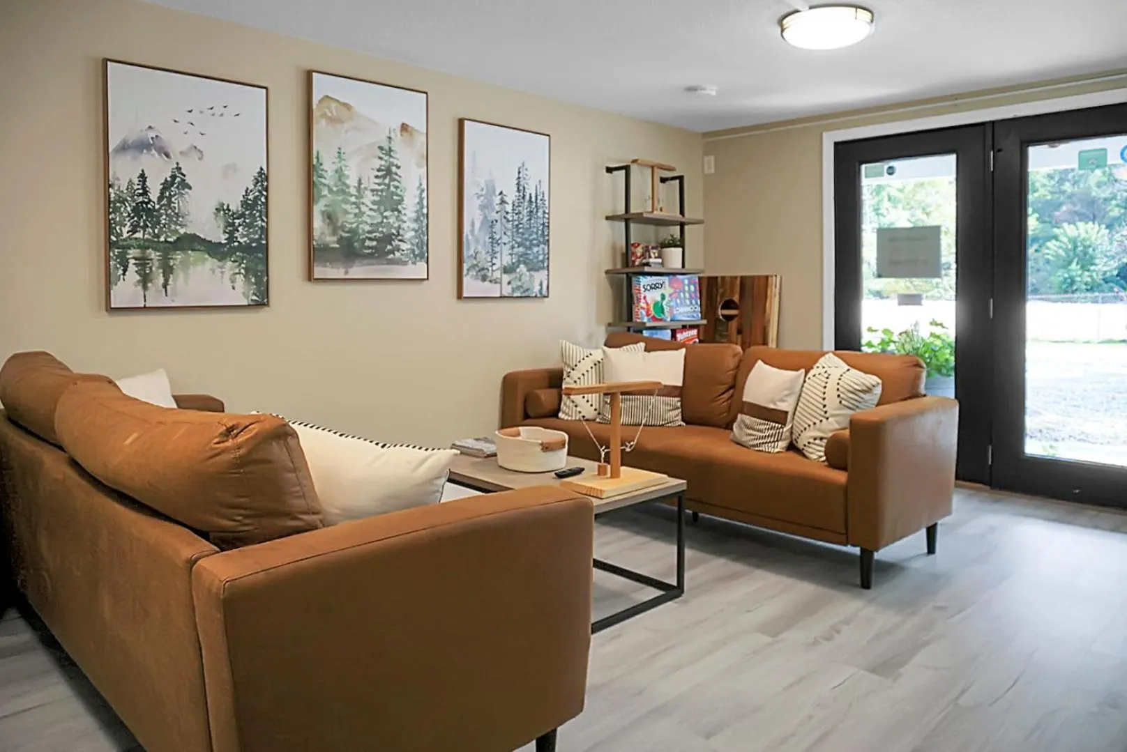 Communal lounge/ TV room in Hickory Falls Inn