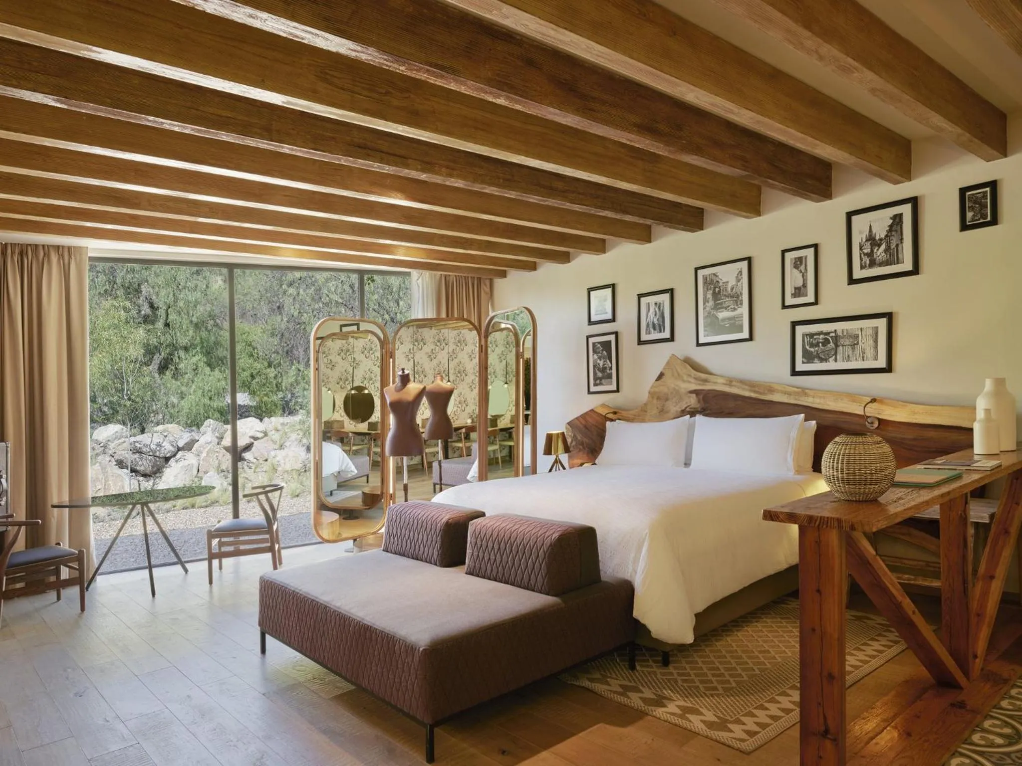 Photo of the whole room, Bed in Live Aqua San Miguel de Allende