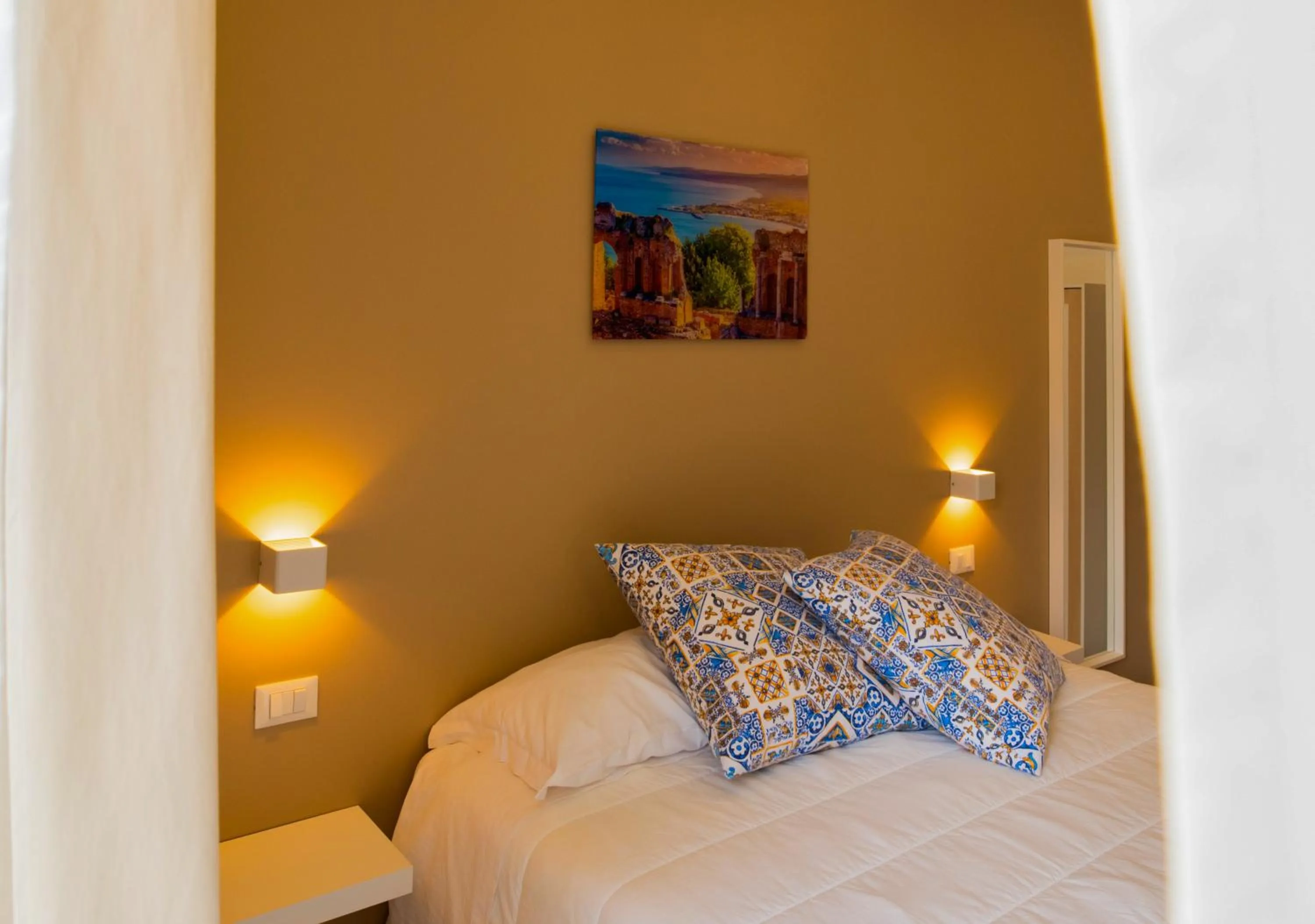 Bed in Taormina Bedda Rooms