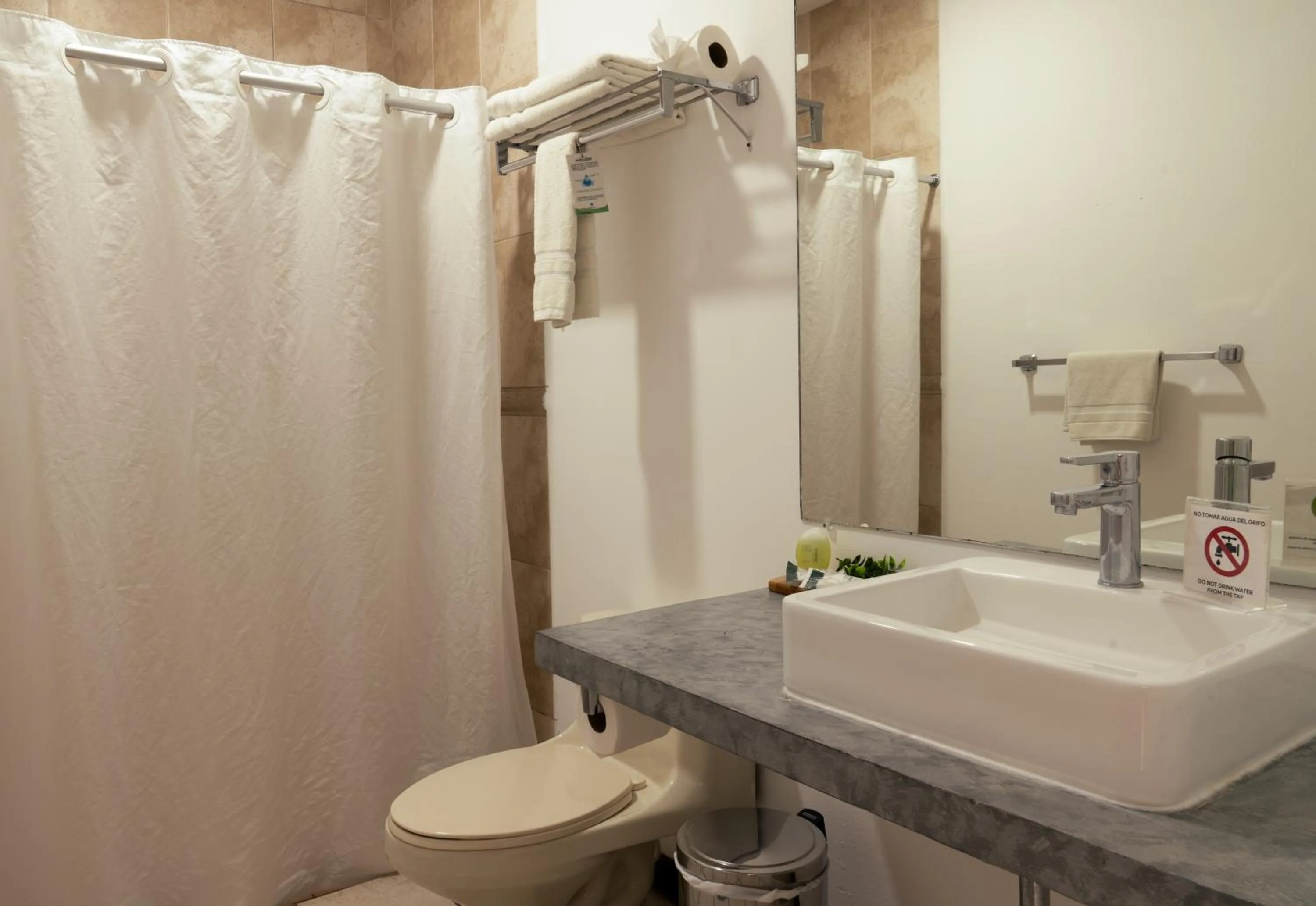 Shower in Hotel Mirador Plaza