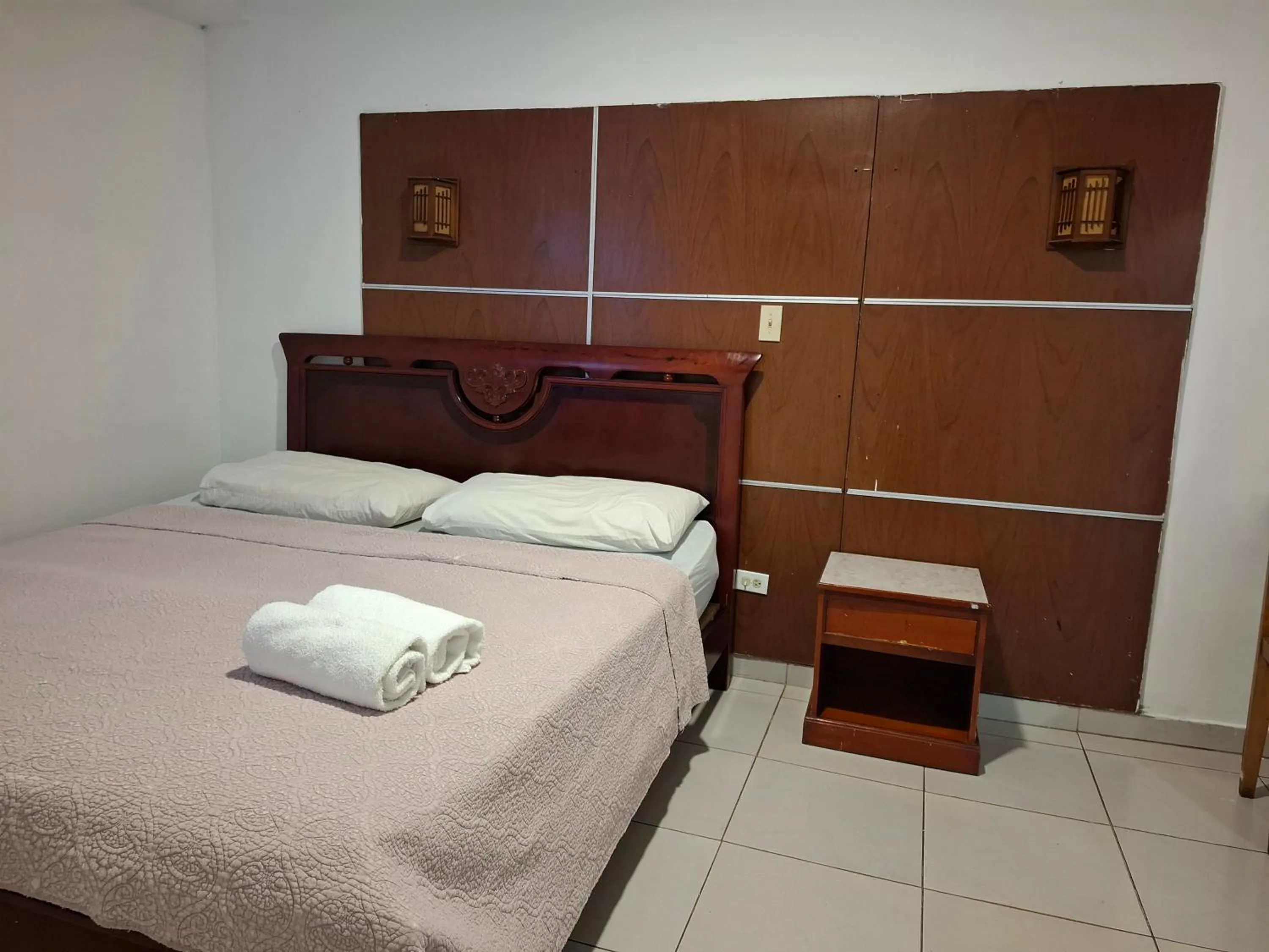 Bedroom, Bed in Discovery