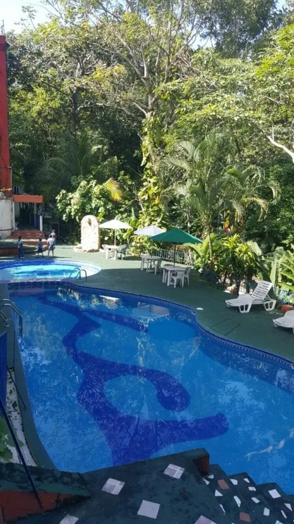 Swimming pool in Hotel Quinta Avenida
