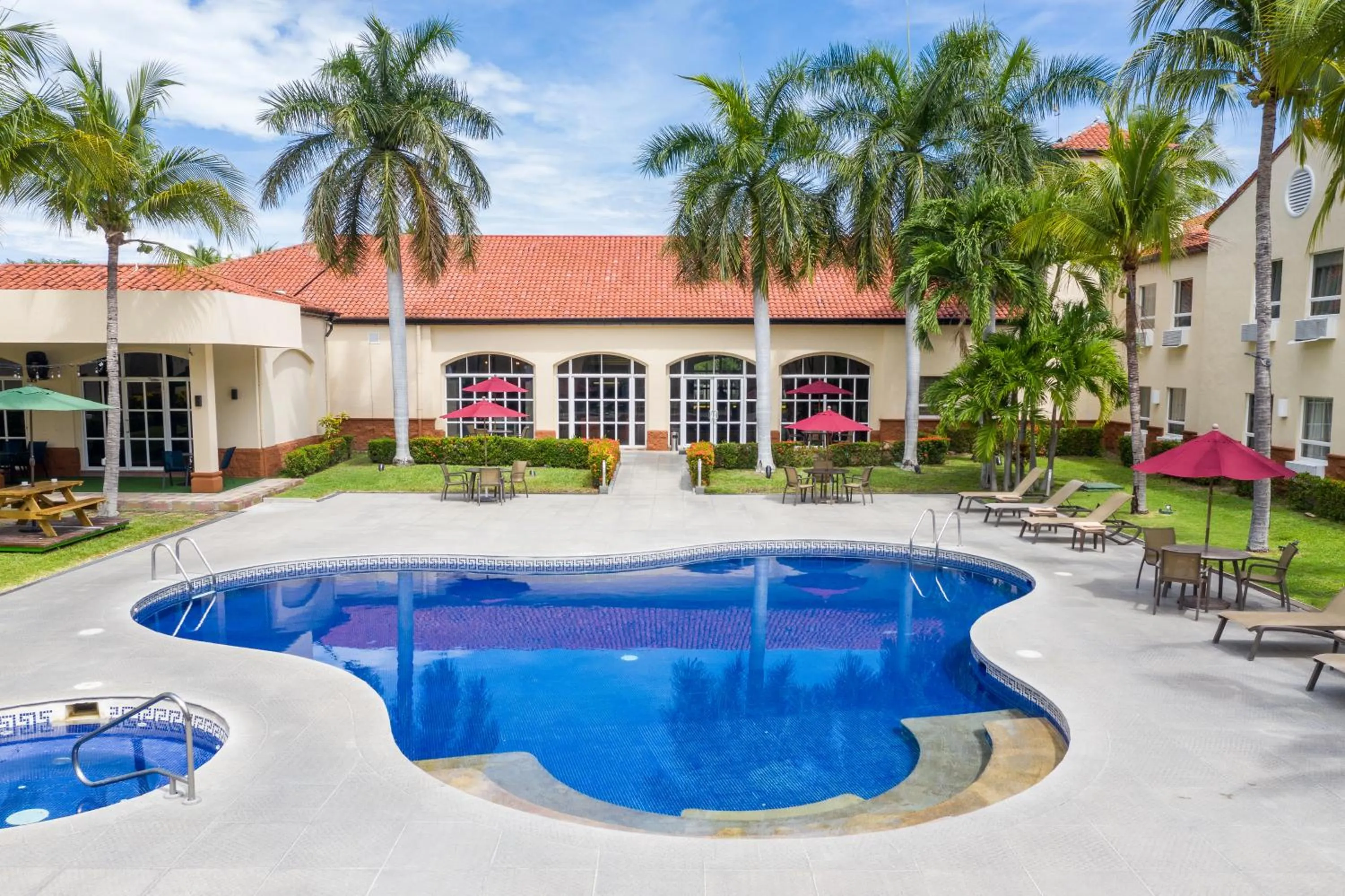 Pool view in Quality Hotel Real Aeropuerto San Salvador