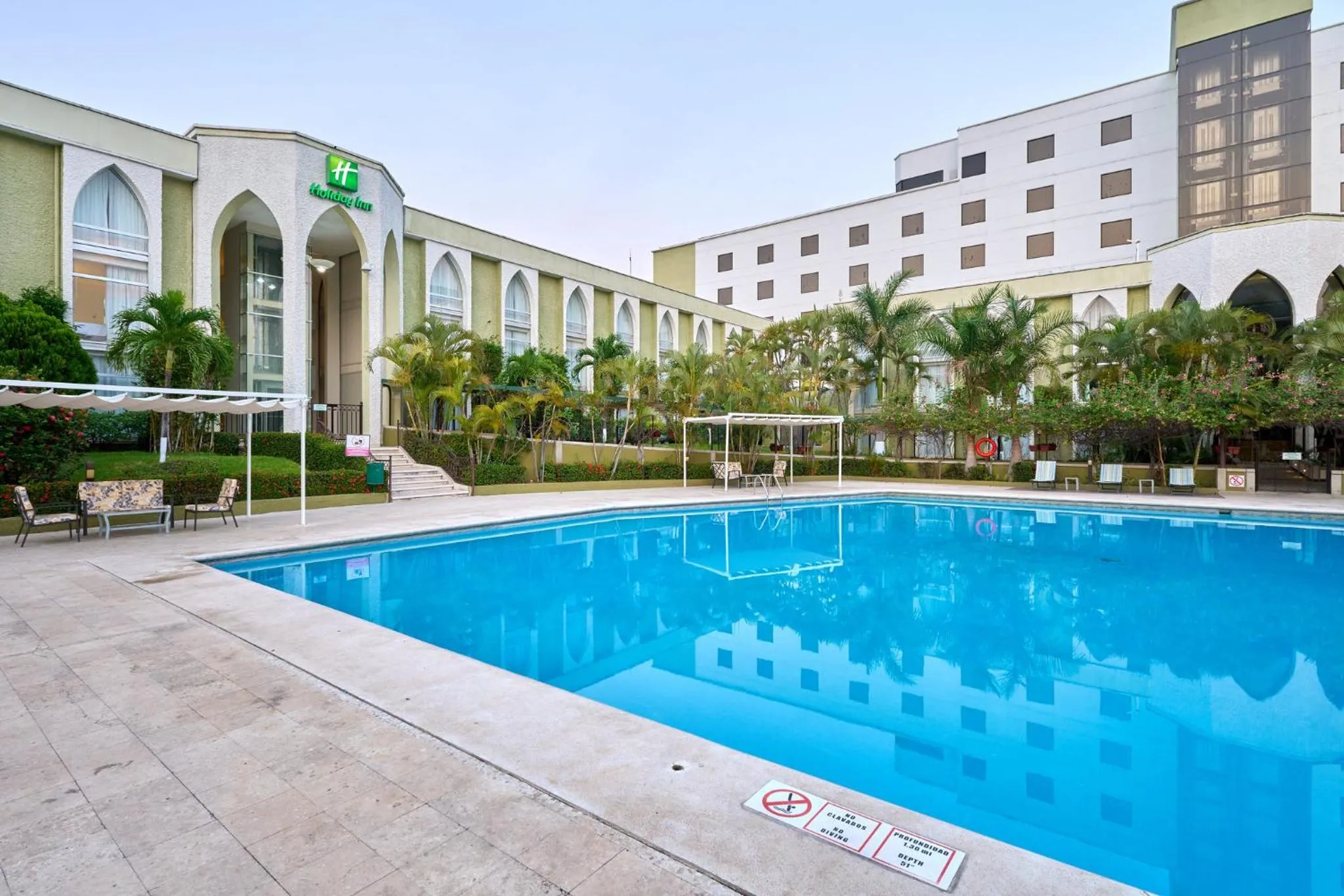 Swimming pool in Holiday Inn Tuxtla Gutierrez by IHG