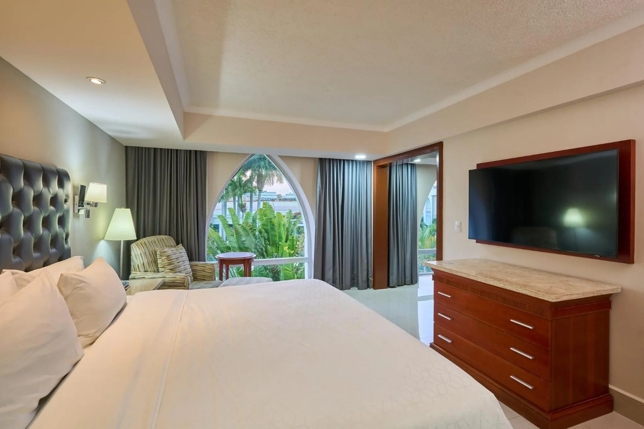 Bedroom, Bed in Holiday Inn Tuxtla Gutierrez by IHG