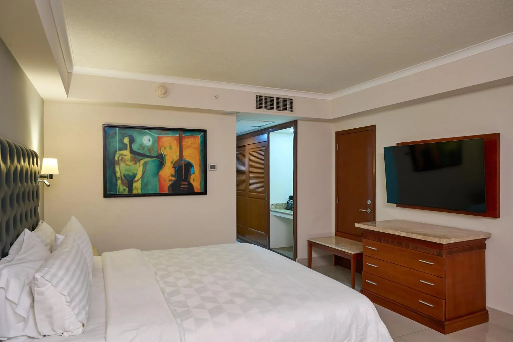 Photo of the whole room, Bed in Holiday Inn Tuxtla Gutierrez by IHG