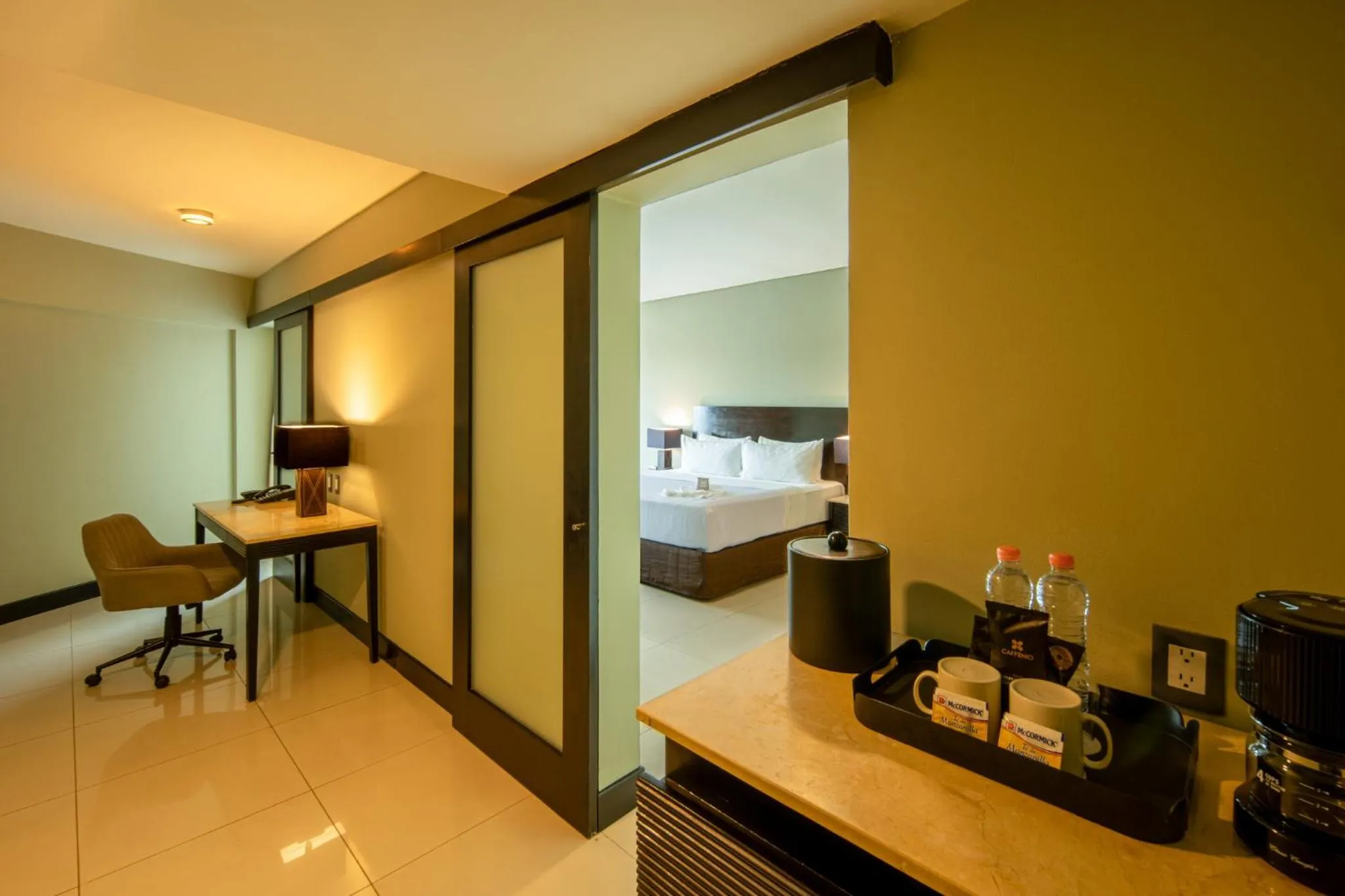 Photo of the whole room, Bed in Crowne Plaza Villahermosa by IHG