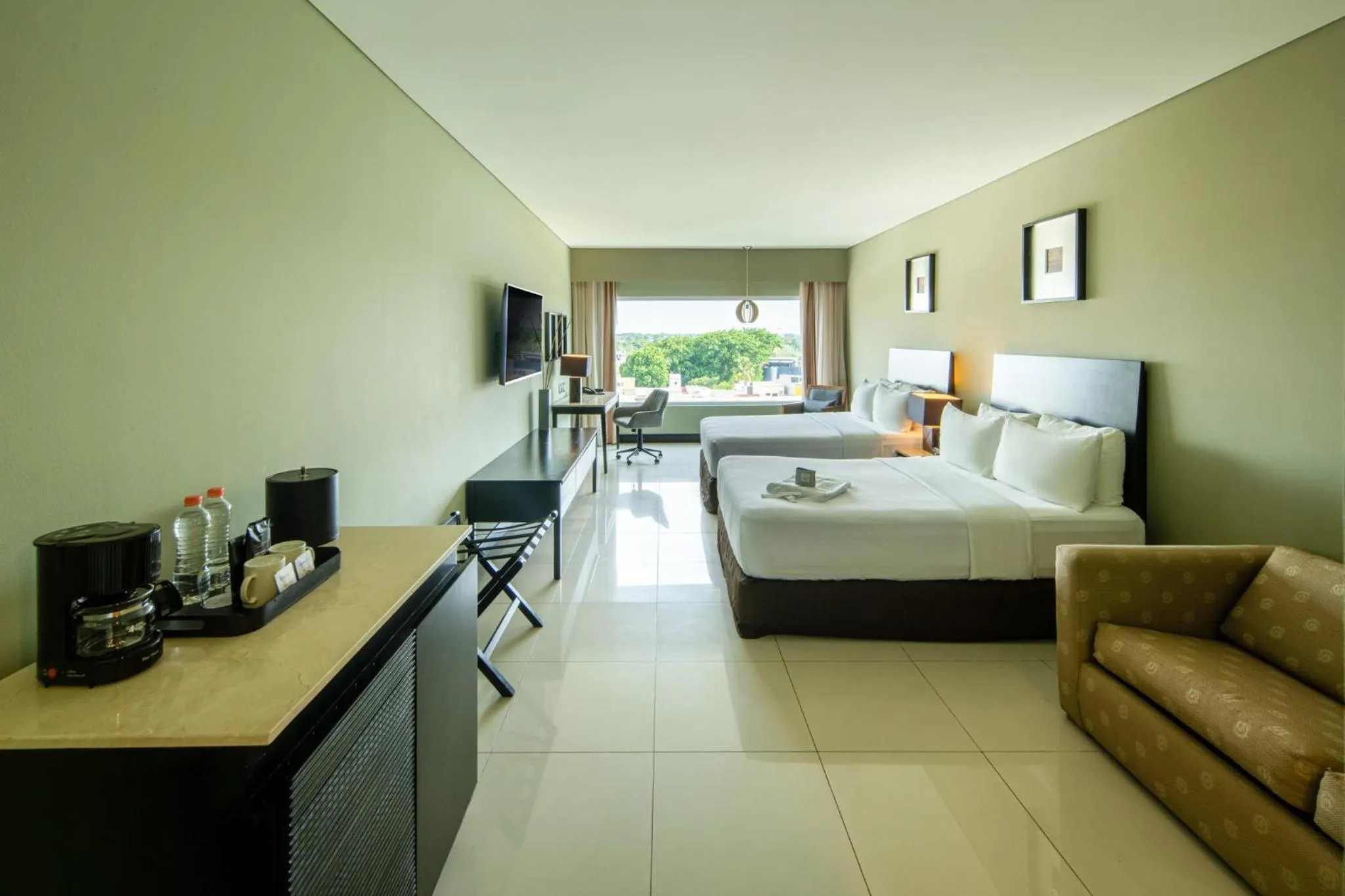 Photo of the whole room, Bed in Crowne Plaza Villahermosa by IHG